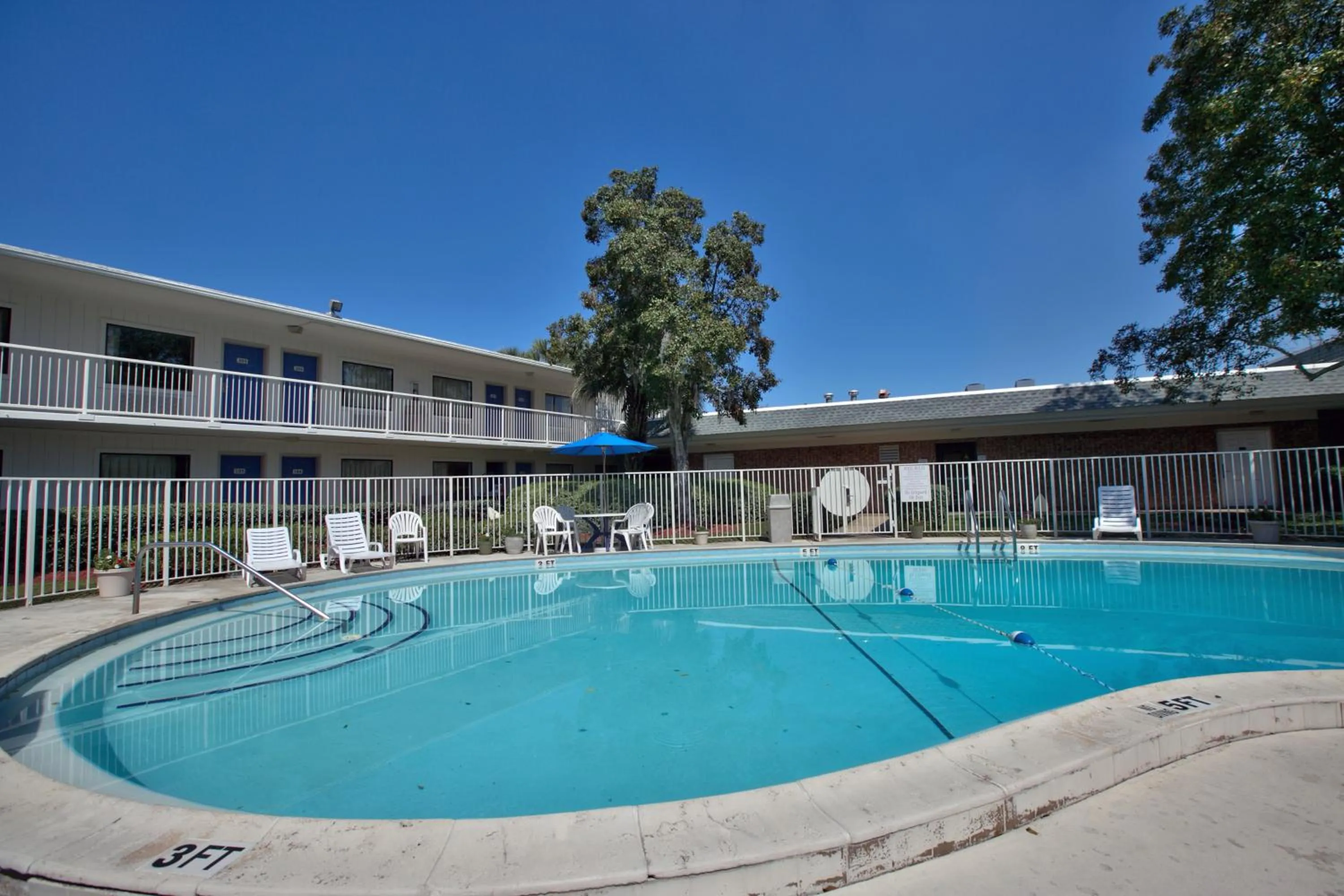 Swimming pool in Motel 6-Tallahassee, FL - Downtown