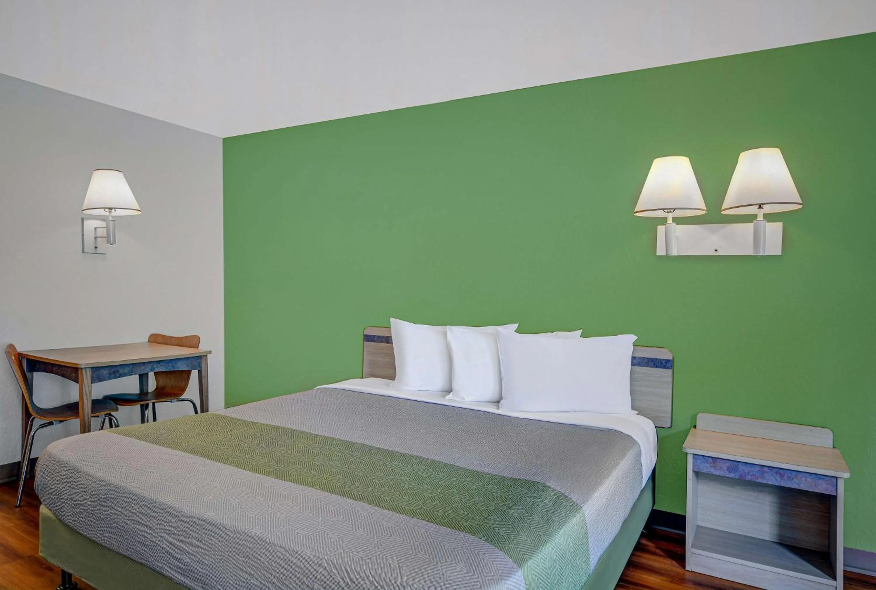 Bedroom, Bed in Motel 6-Tallahassee, FL - Downtown