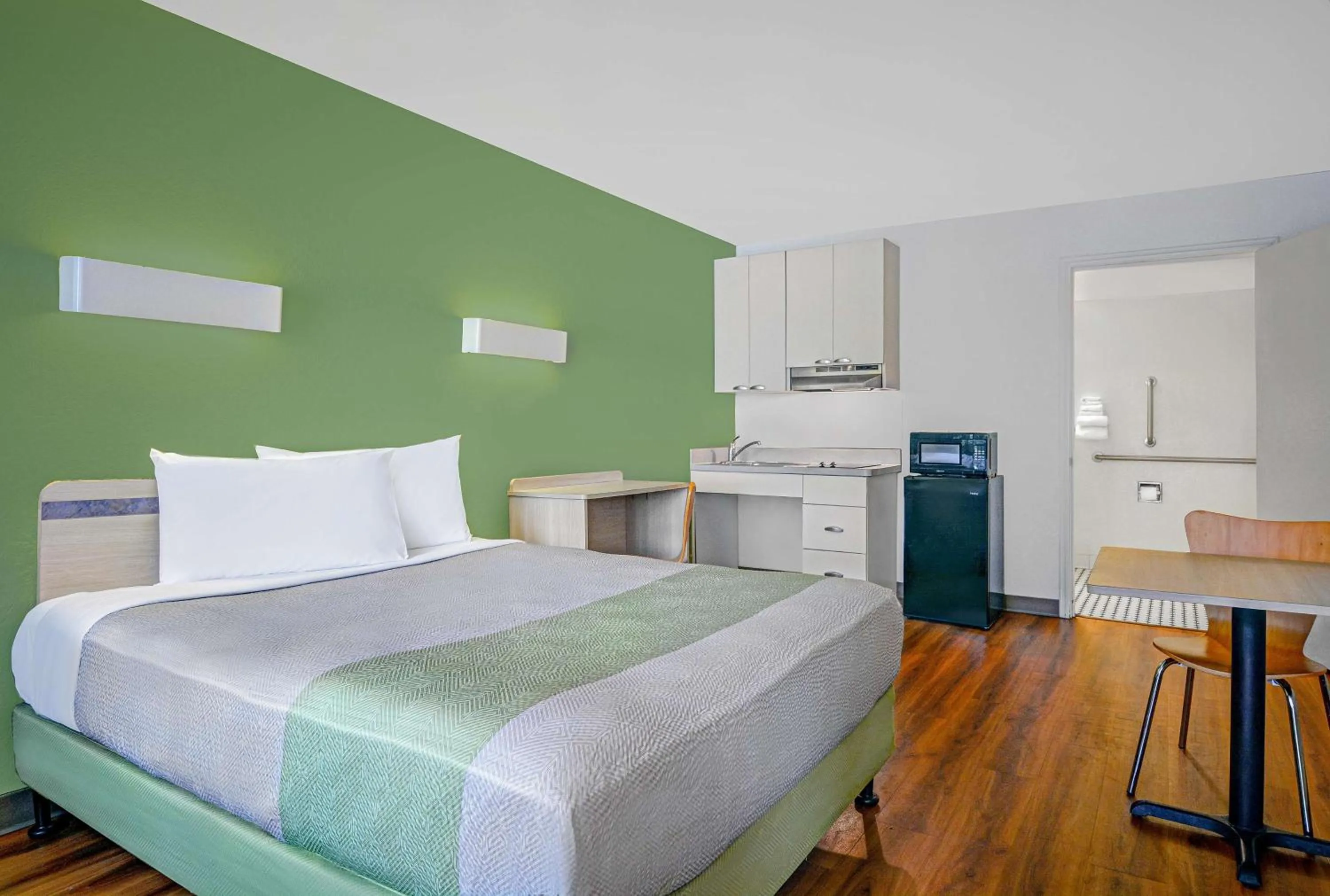 Bedroom, Bed in Motel 6-Tallahassee, FL - Downtown