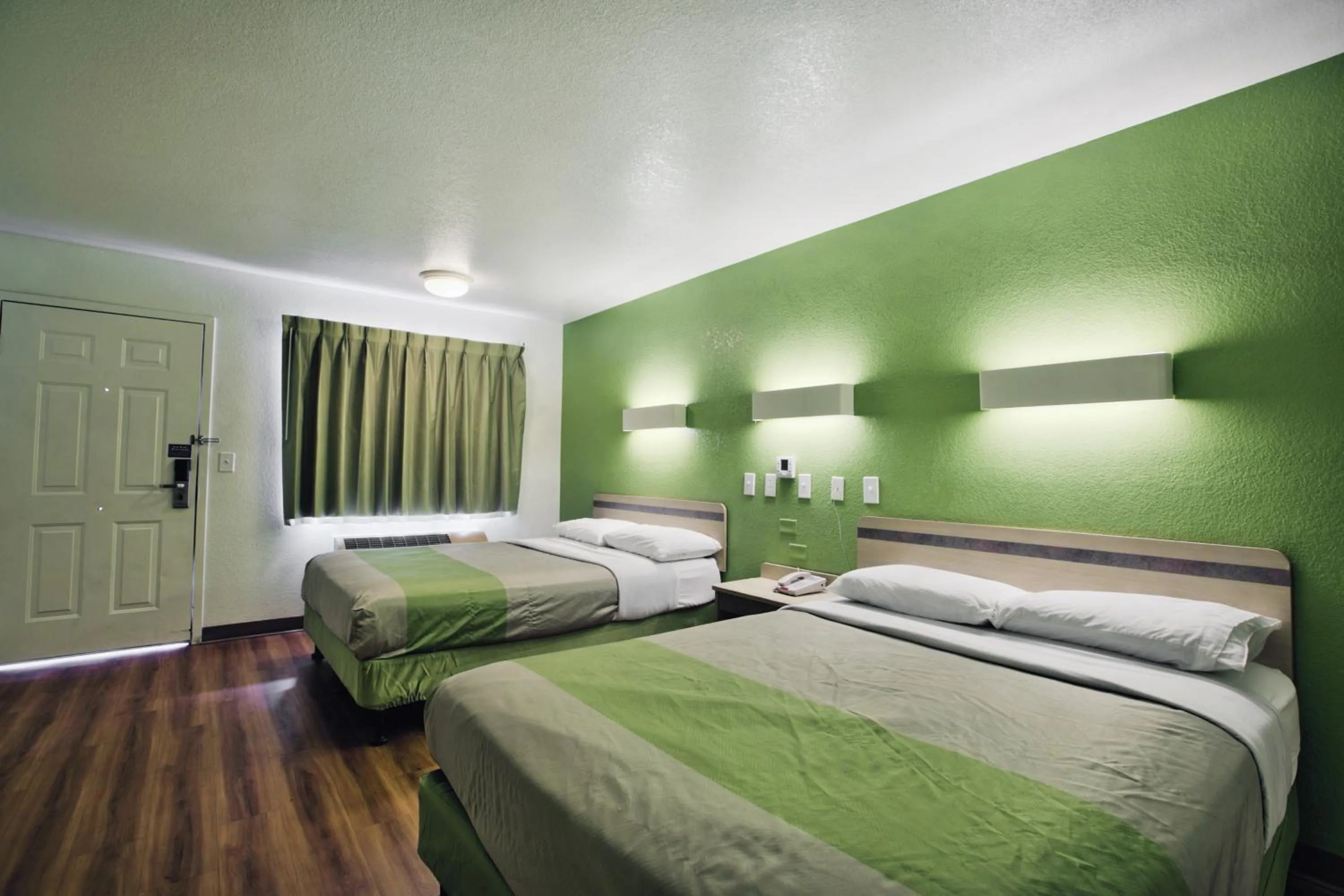 Bedroom, Bed in Motel 6-Tallahassee, FL - Downtown