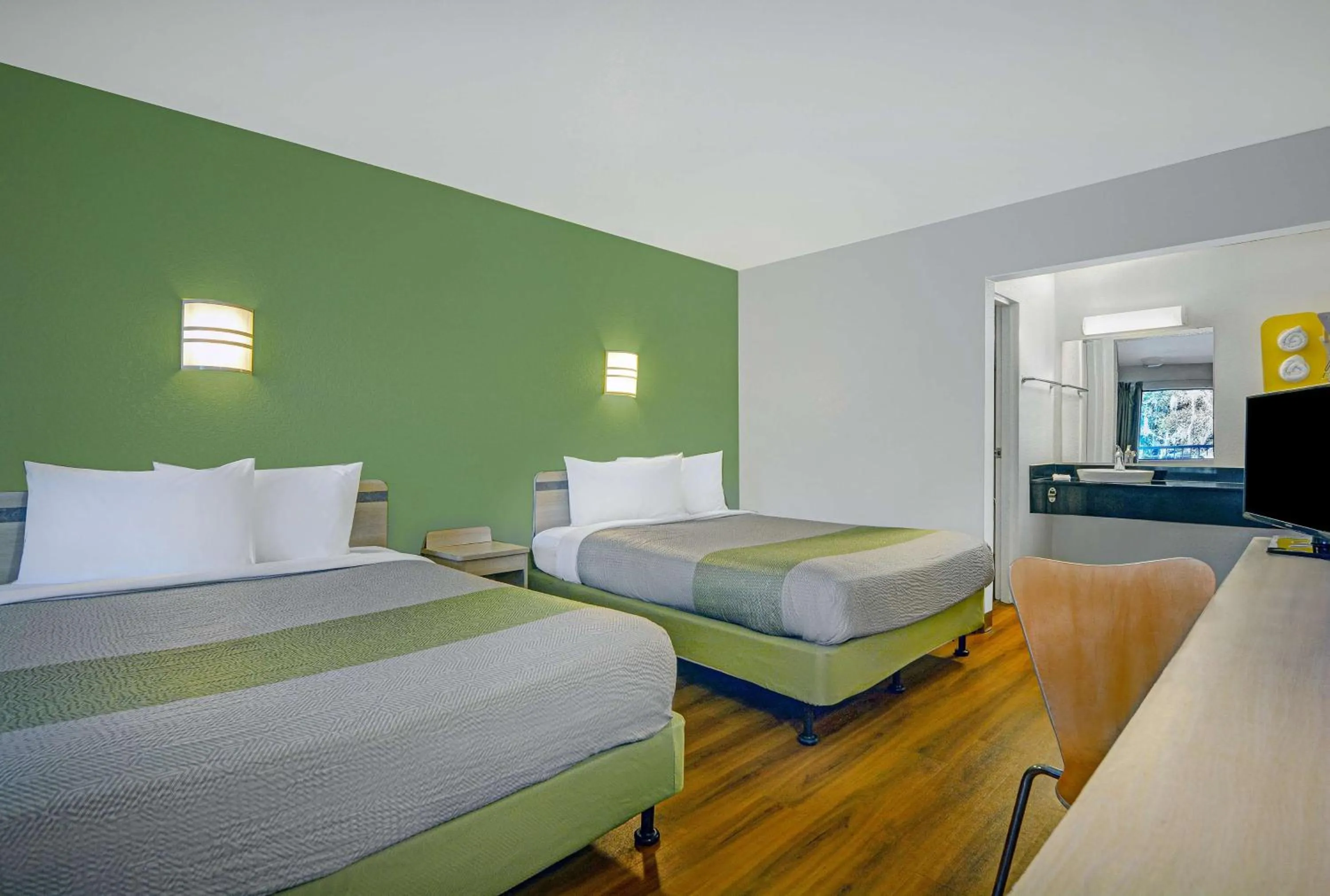 Bedroom, Bed in Motel 6-Tallahassee, FL - Downtown