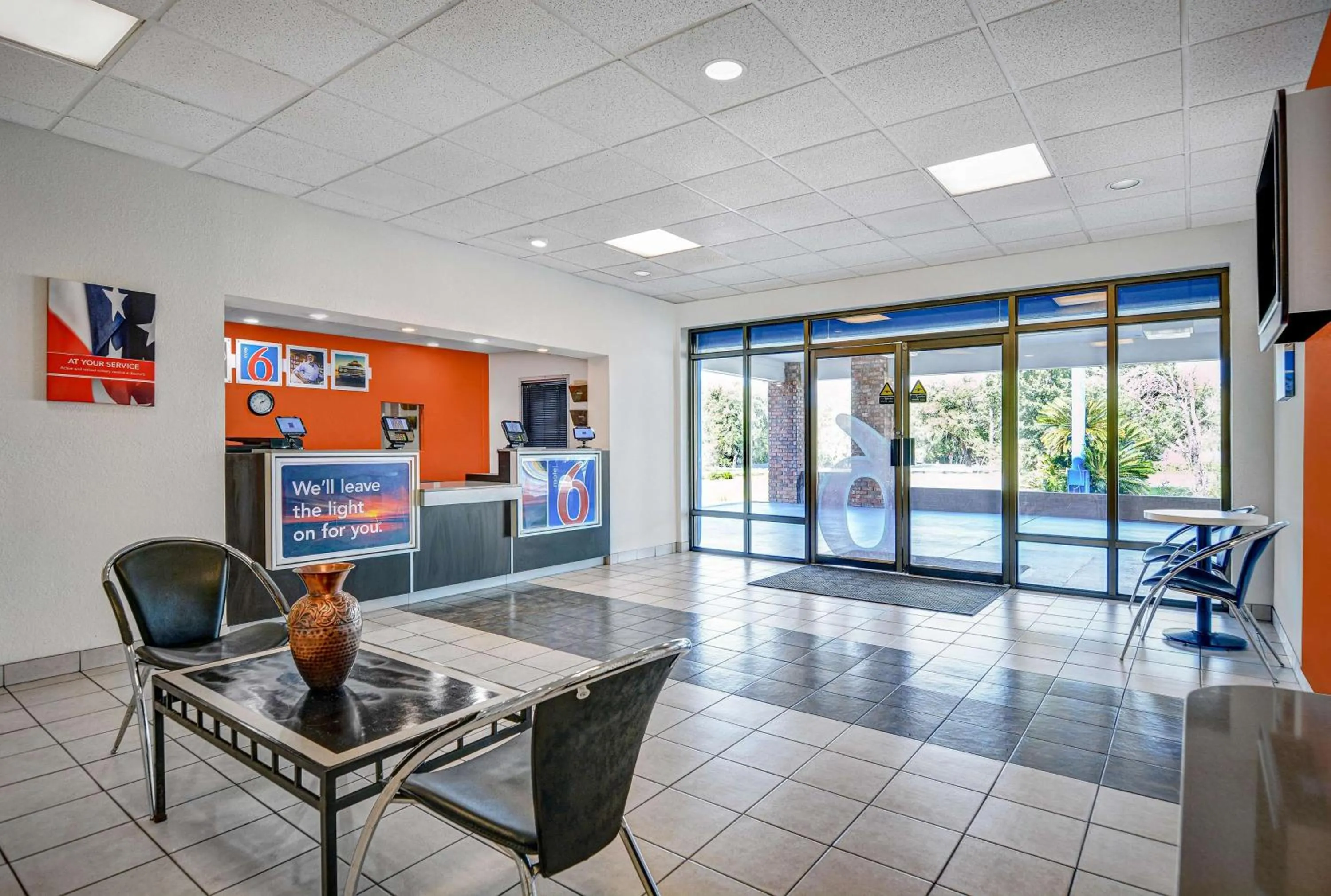Lobby or reception in Motel 6-Tallahassee, FL - Downtown