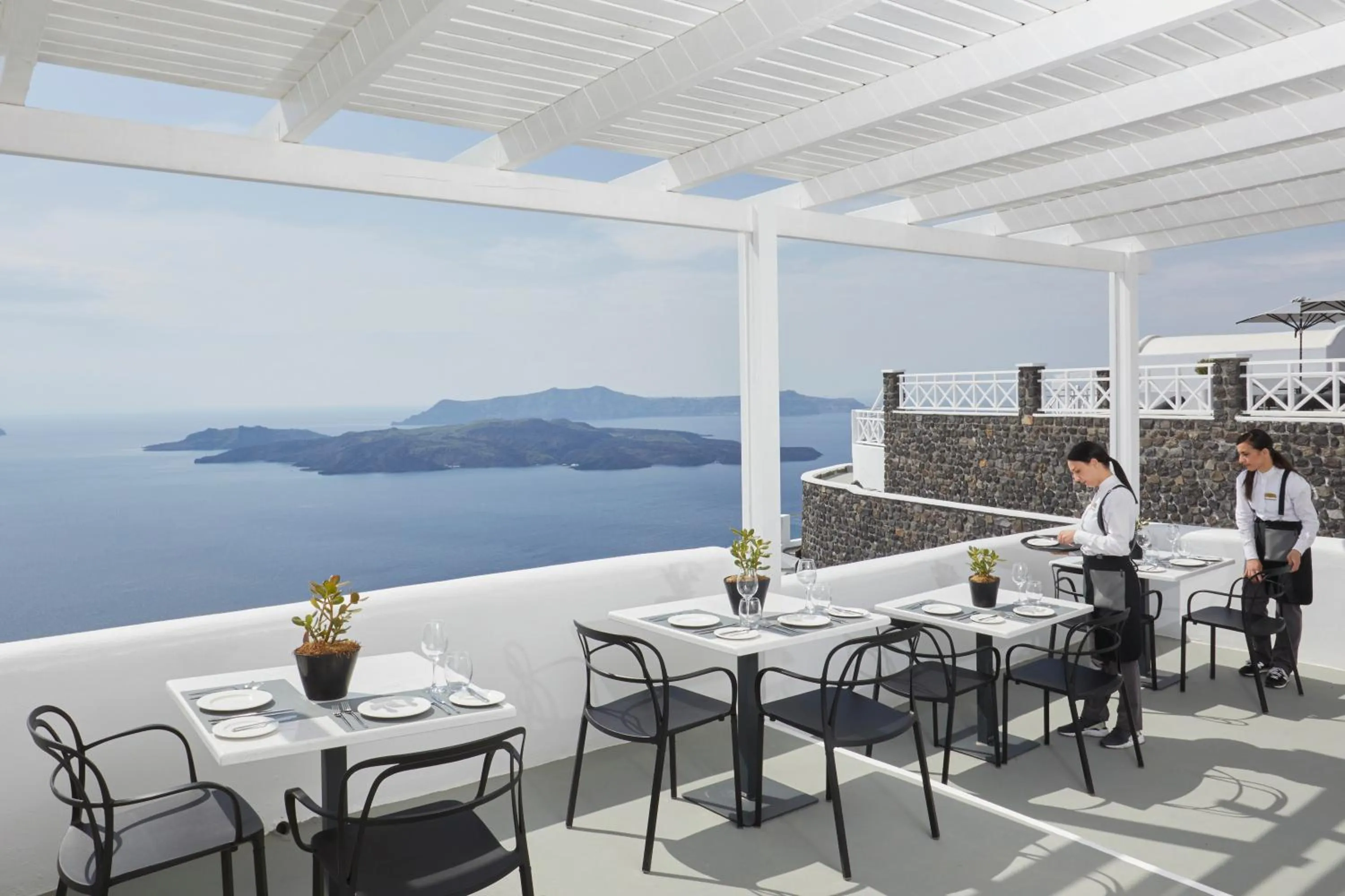 Restaurant/places to eat in Petit Palace Suites