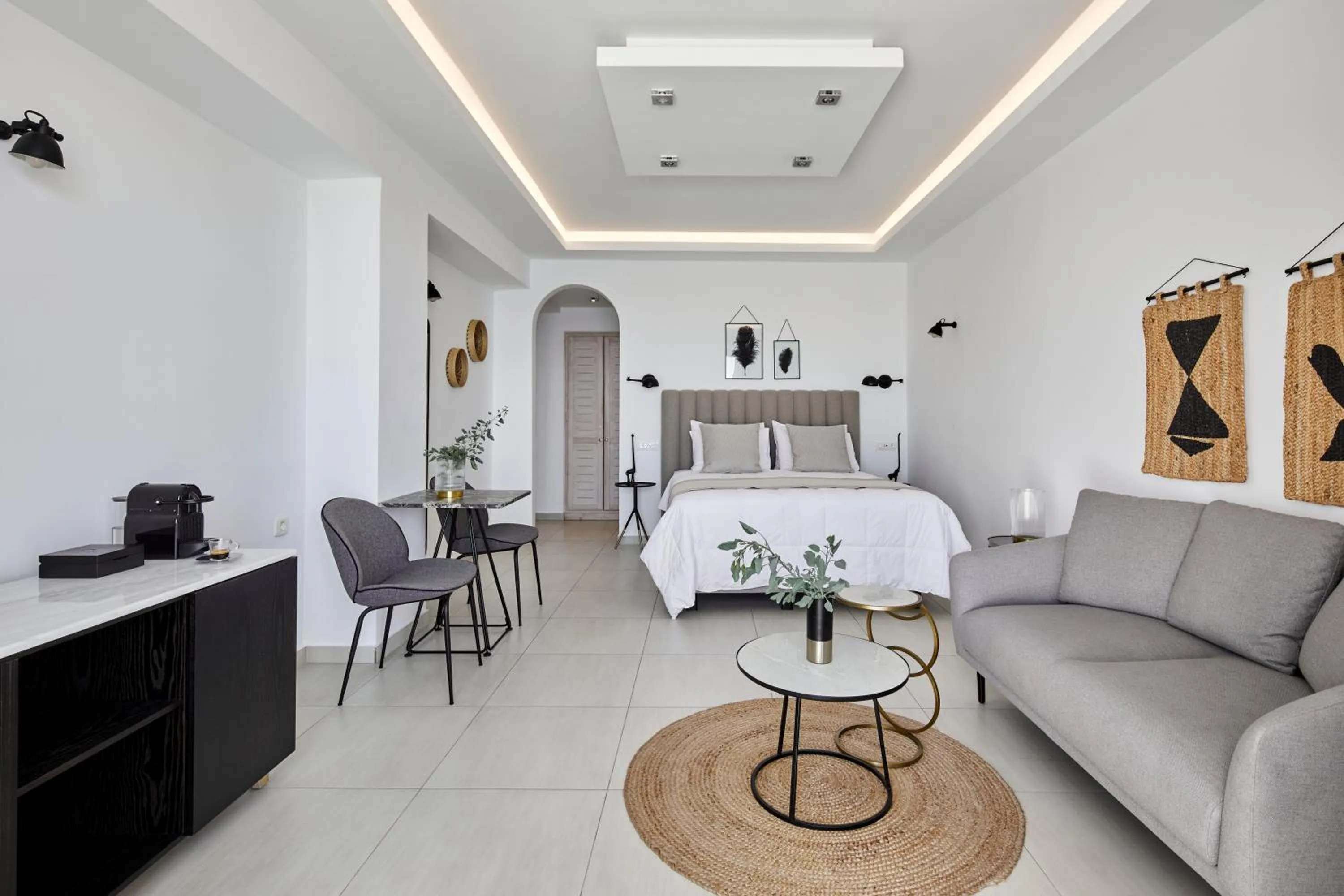 Bedroom, Bed in Petit Palace Suites