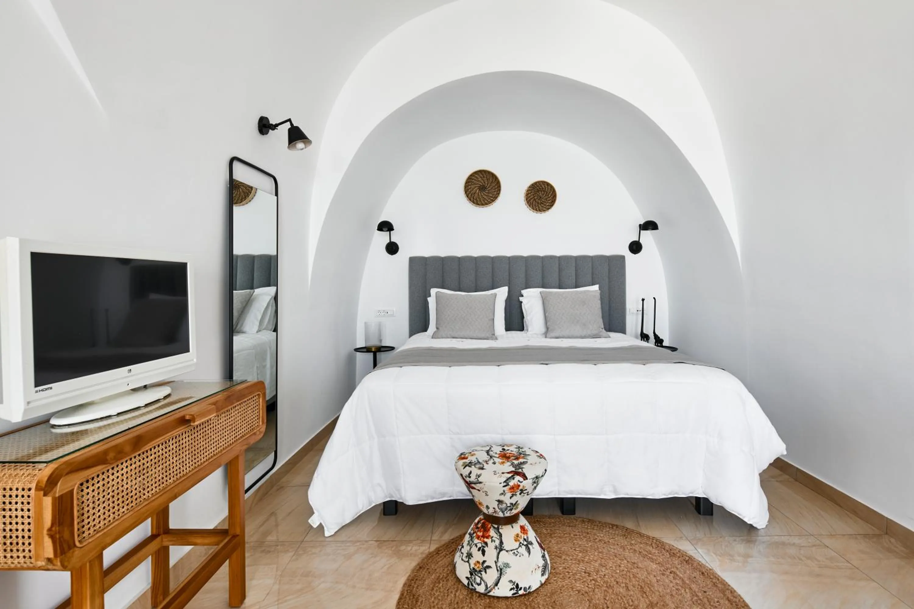 Bedroom, Bed in Petit Palace Suites