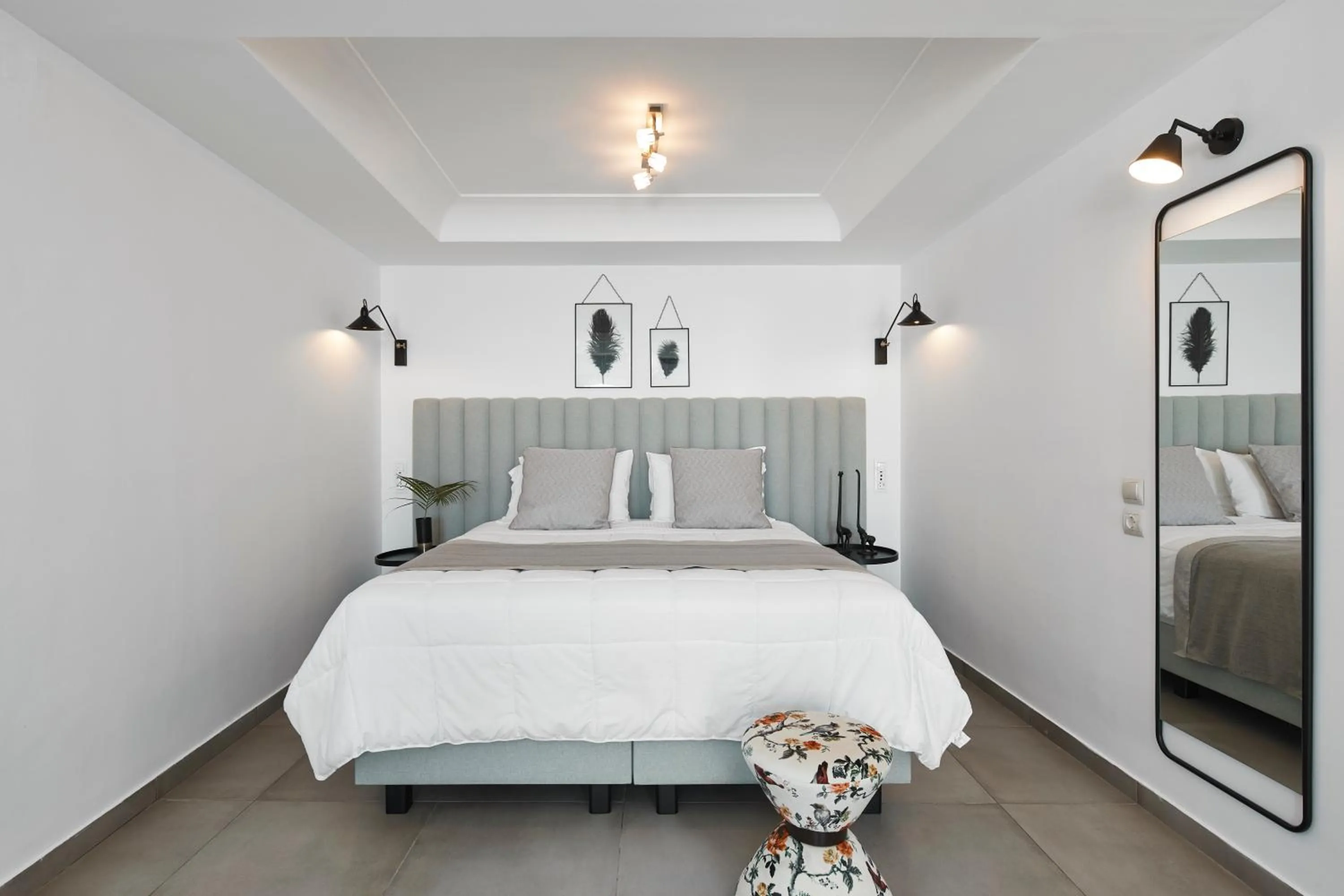 Bedroom, Bed in Petit Palace Suites