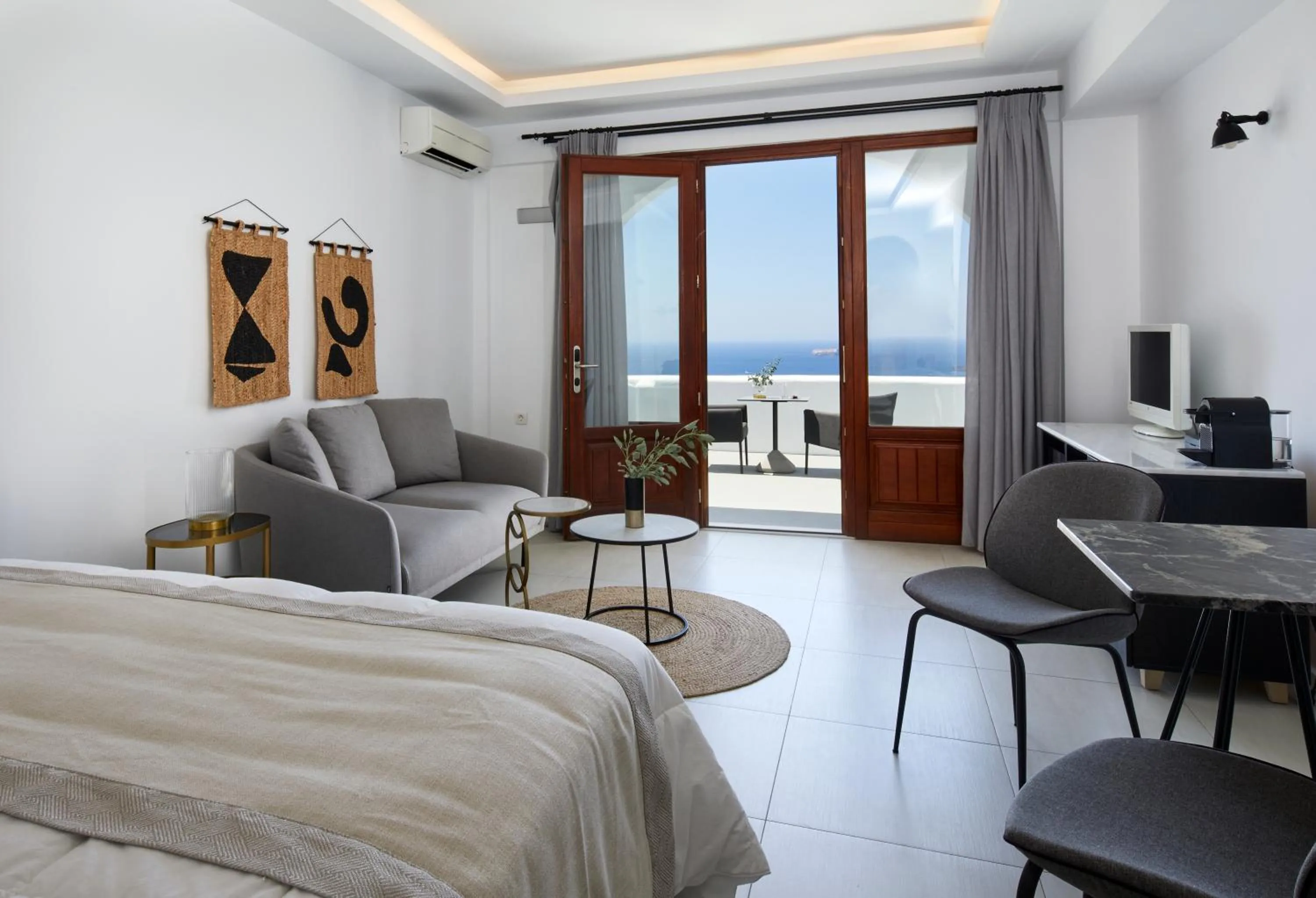 Bedroom, Bed in Petit Palace Suites