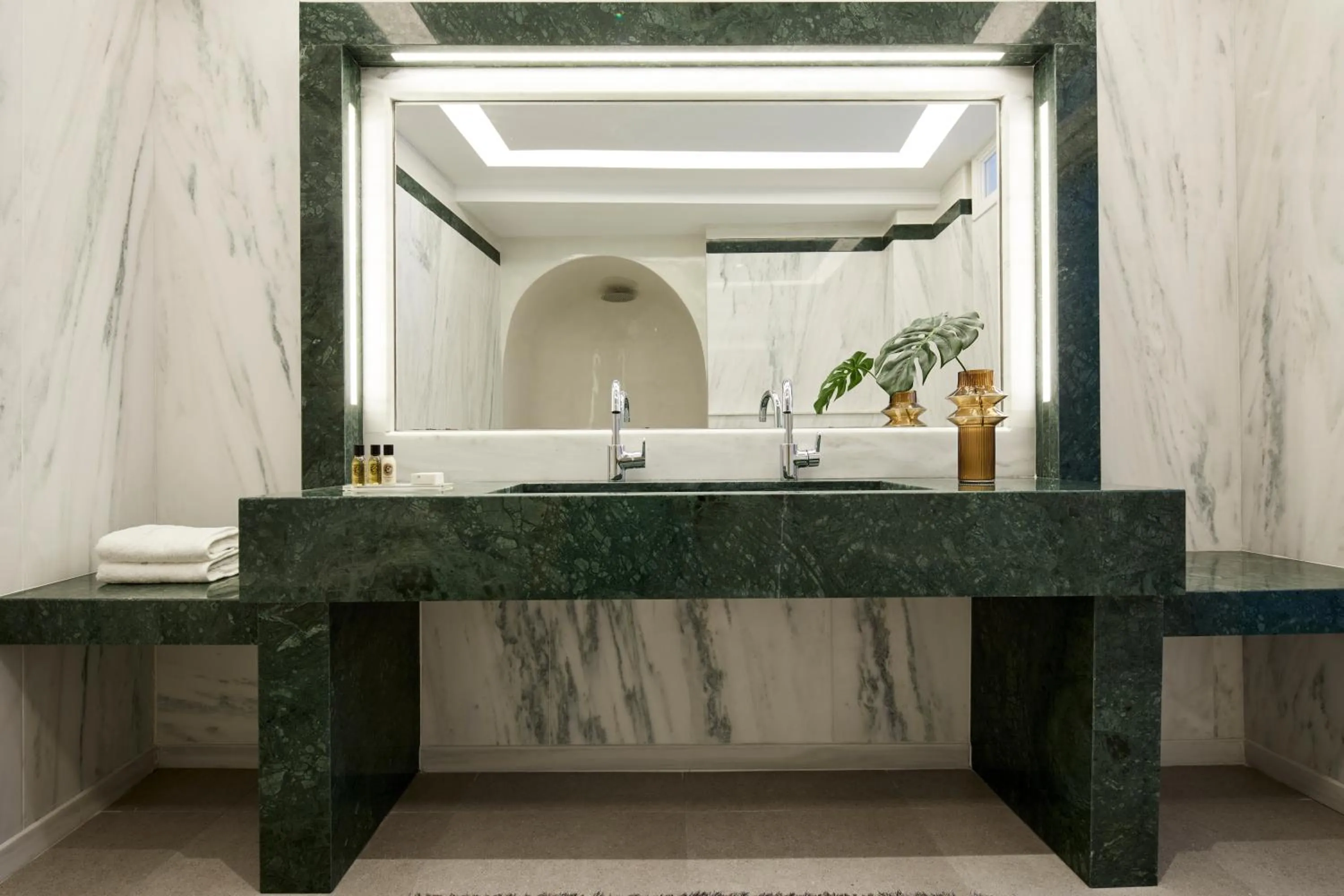 Bathroom in Petit Palace Suites