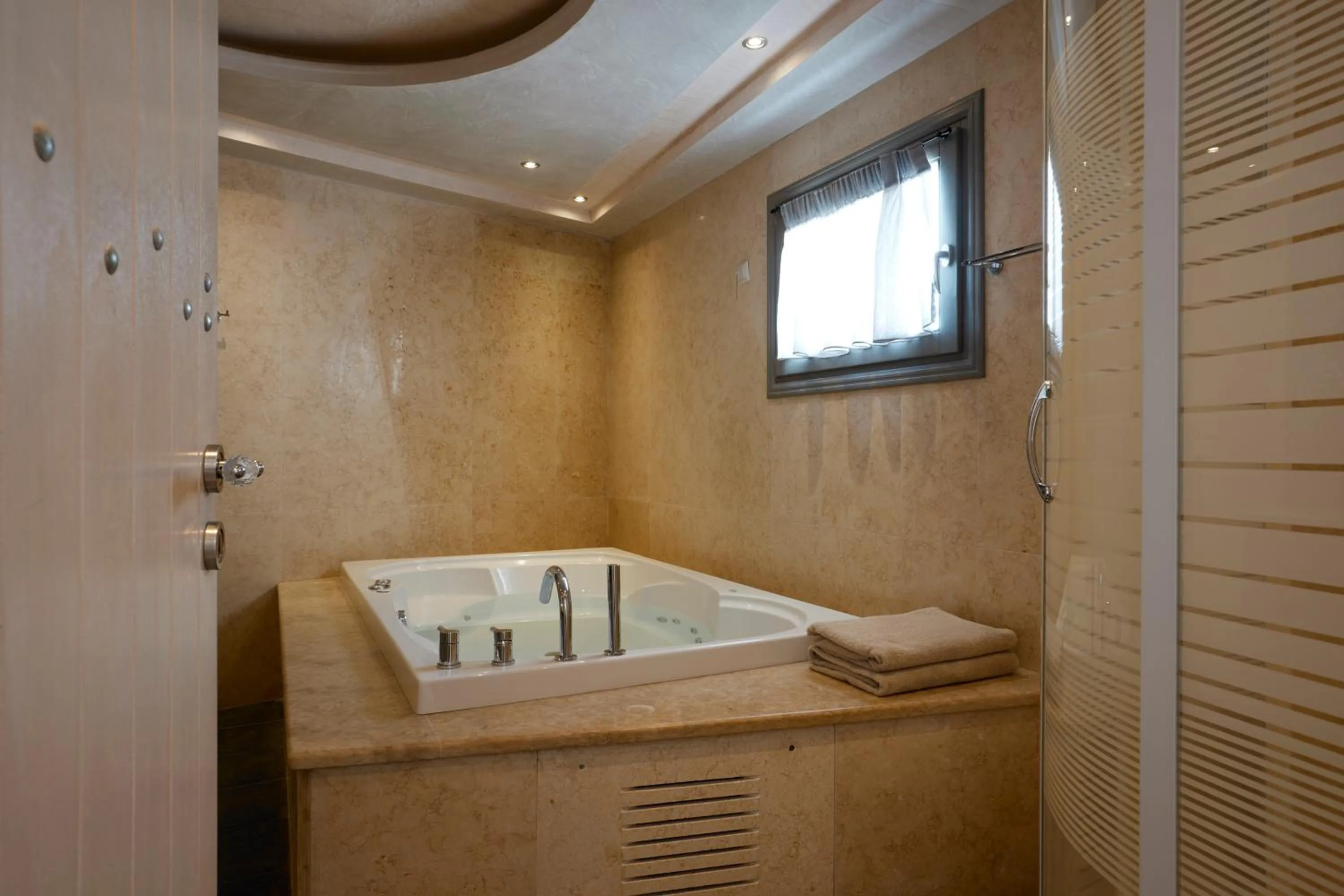 Hot Tub in Petit Palace Suites