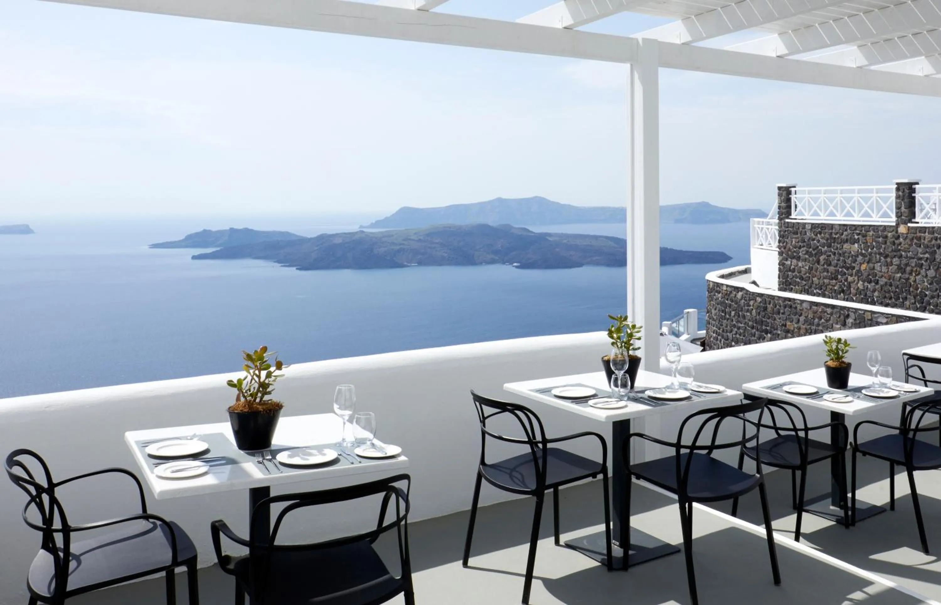 Restaurant/places to eat in Petit Palace Suites