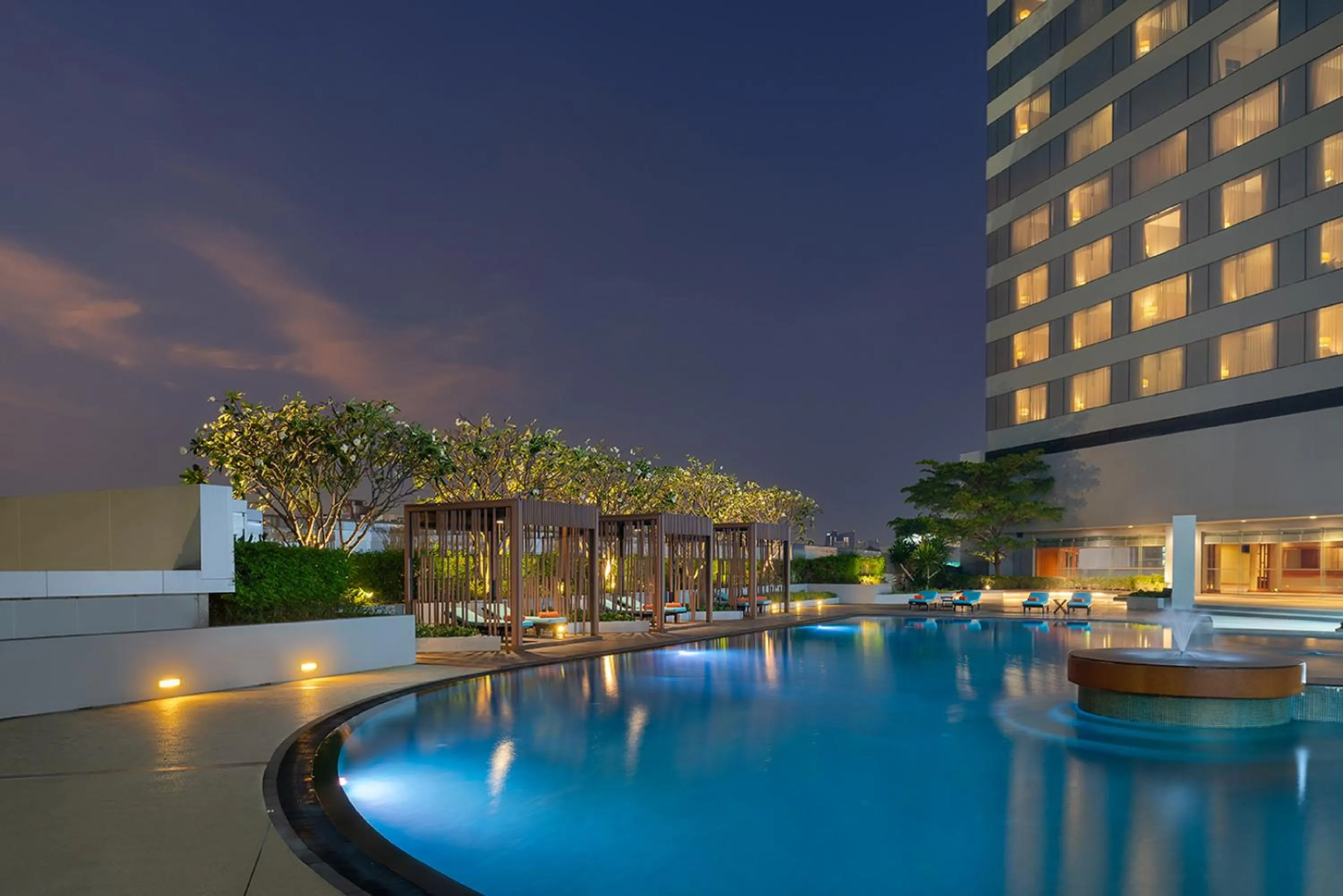 Swimming pool in Jubilee Prestige Hotel Ratchadapisek