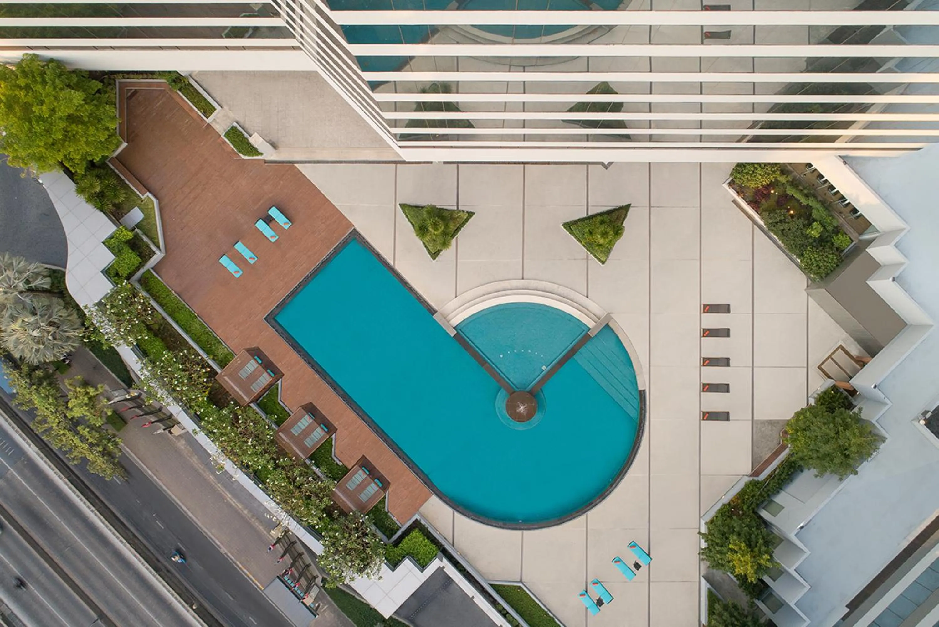 Swimming pool in Jubilee Prestige Hotel Ratchadapisek