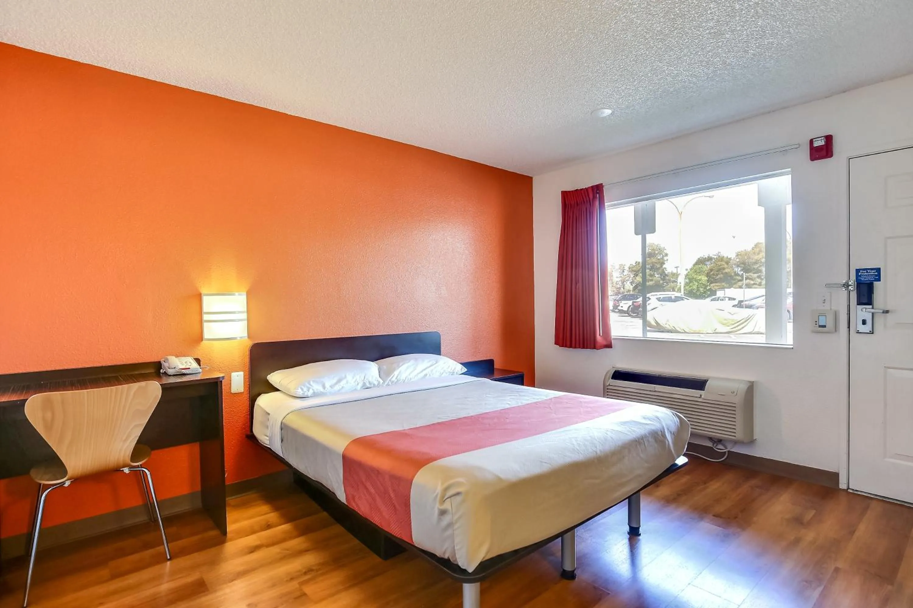 Bedroom, Bed in Motel 6-Oakland, CA - Embarcadero