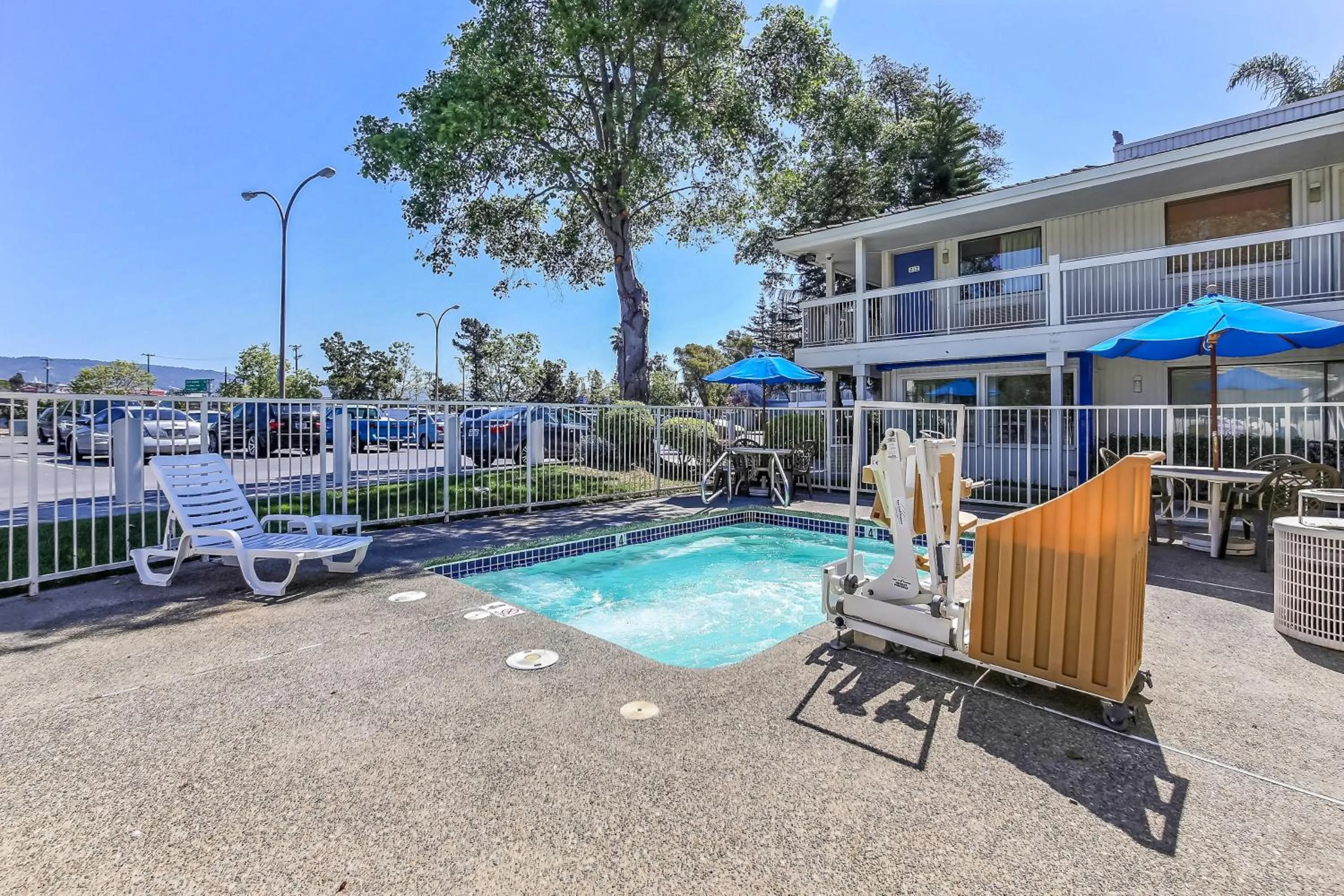 Swimming pool in Motel 6-Oakland, CA - Embarcadero