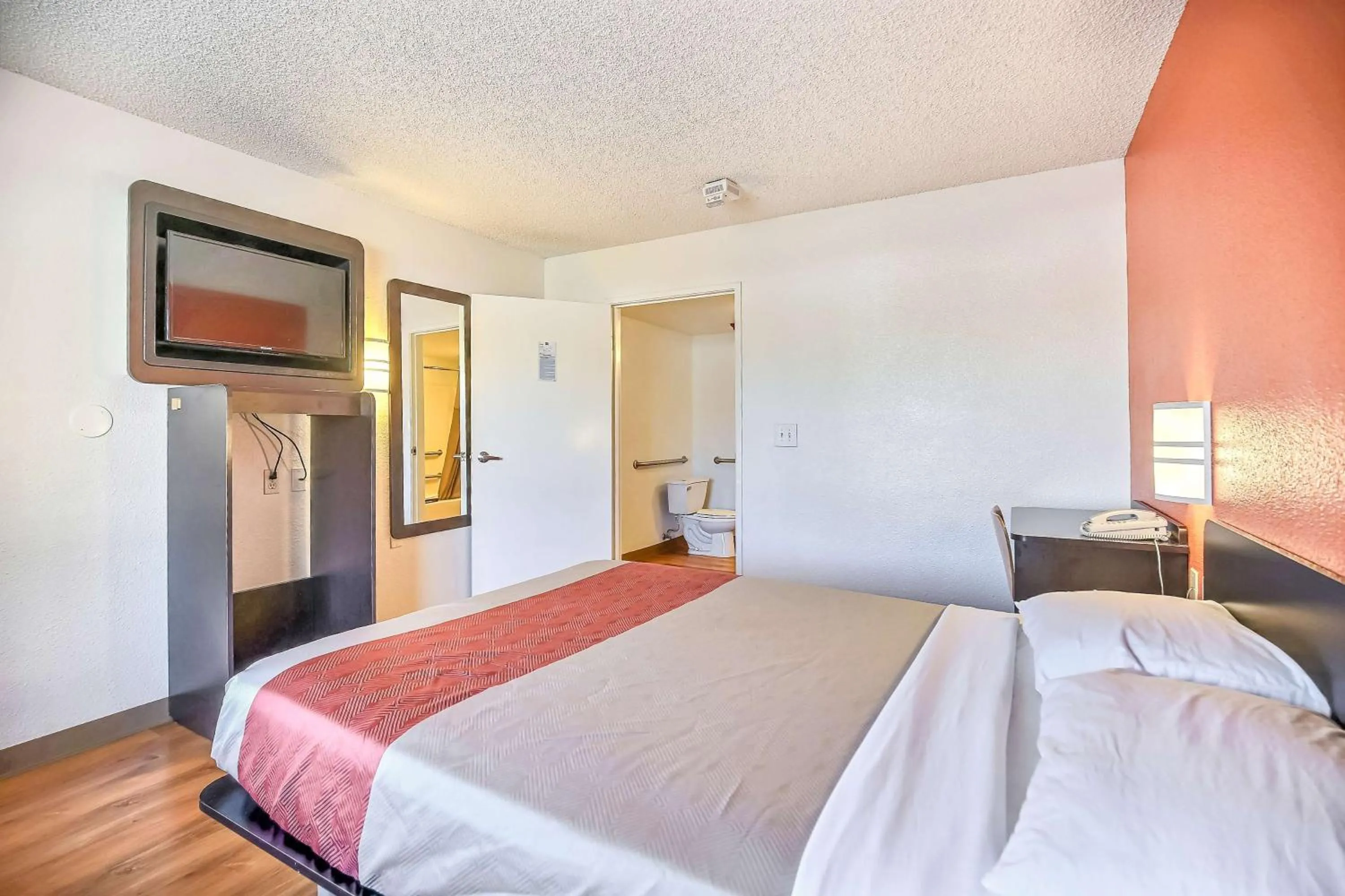 TV and multimedia, Bed in Motel 6-Oakland, CA - Embarcadero