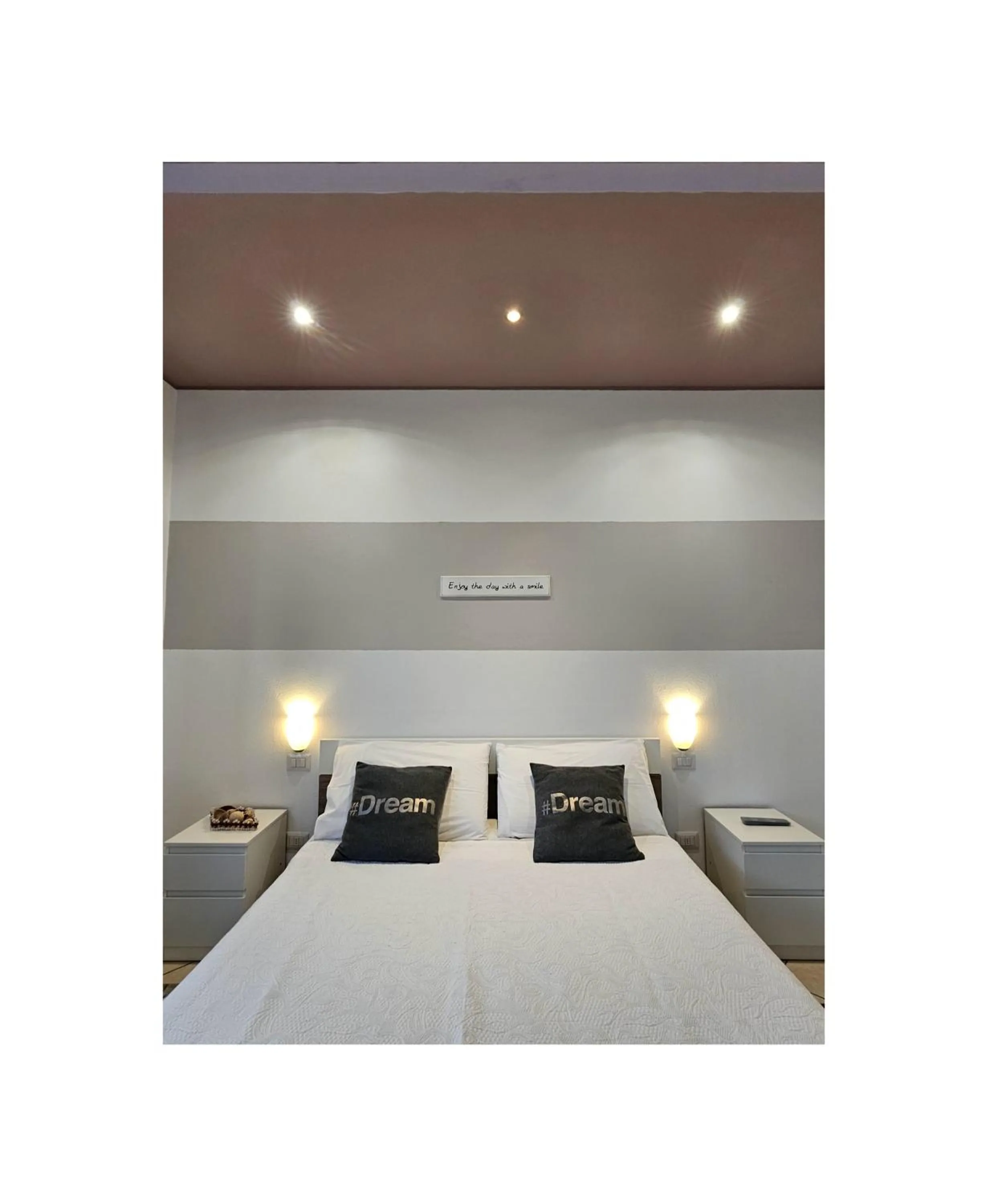 Bed in The Dreamers MXP