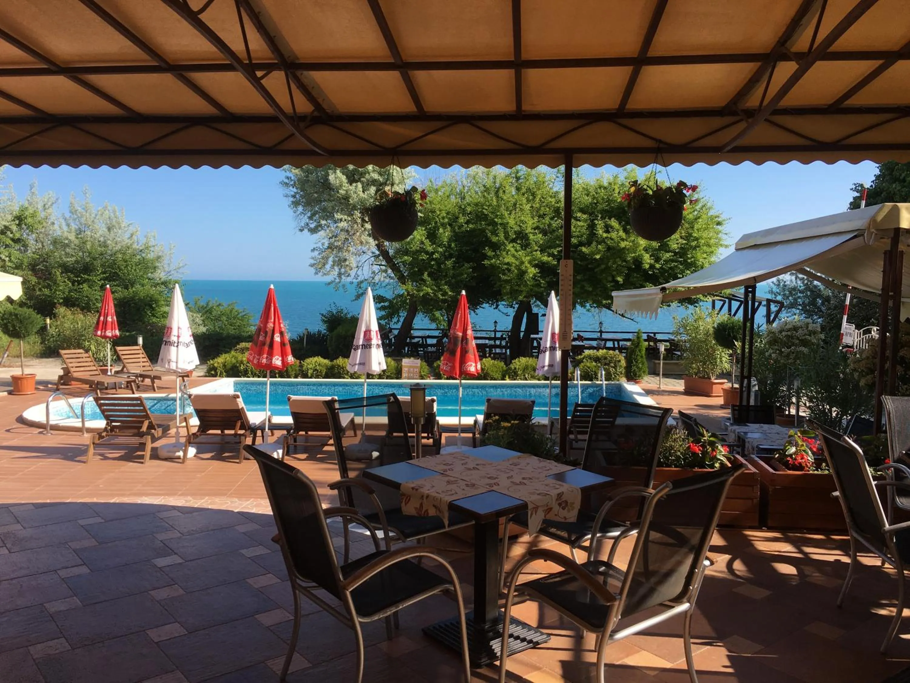 Restaurant/places to eat in Hotel Capri