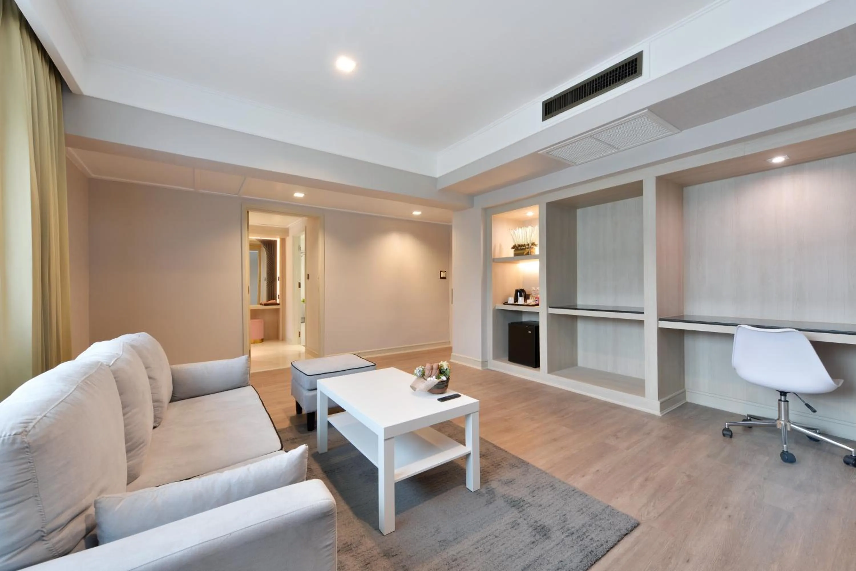 Living room in Twin Towers Hotel