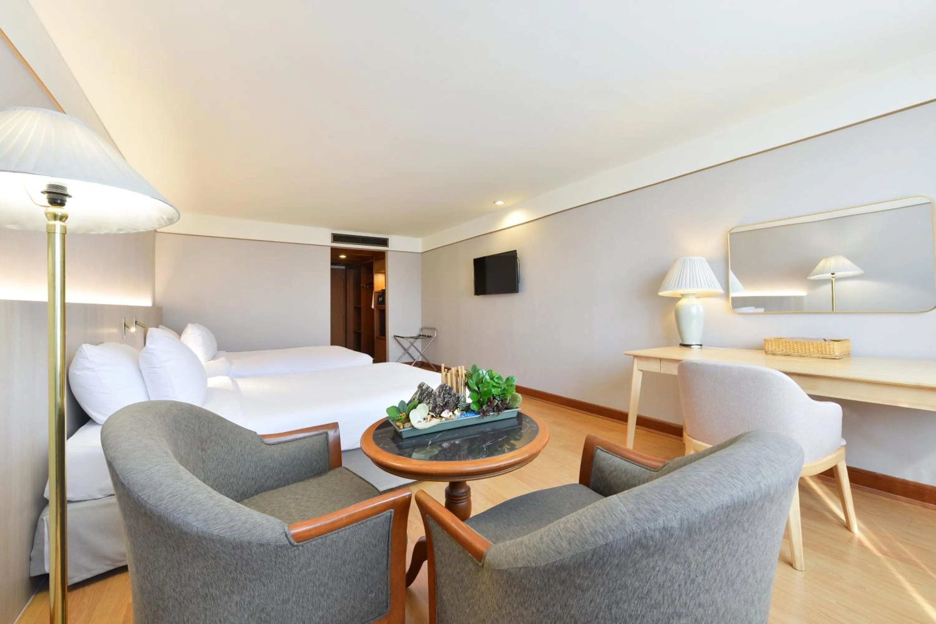 Photo of the whole room, Bed in Twin Towers Hotel