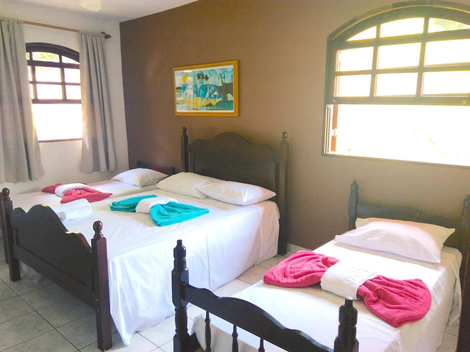 Photo of the whole room, Bed in Pousada Chale Suísso