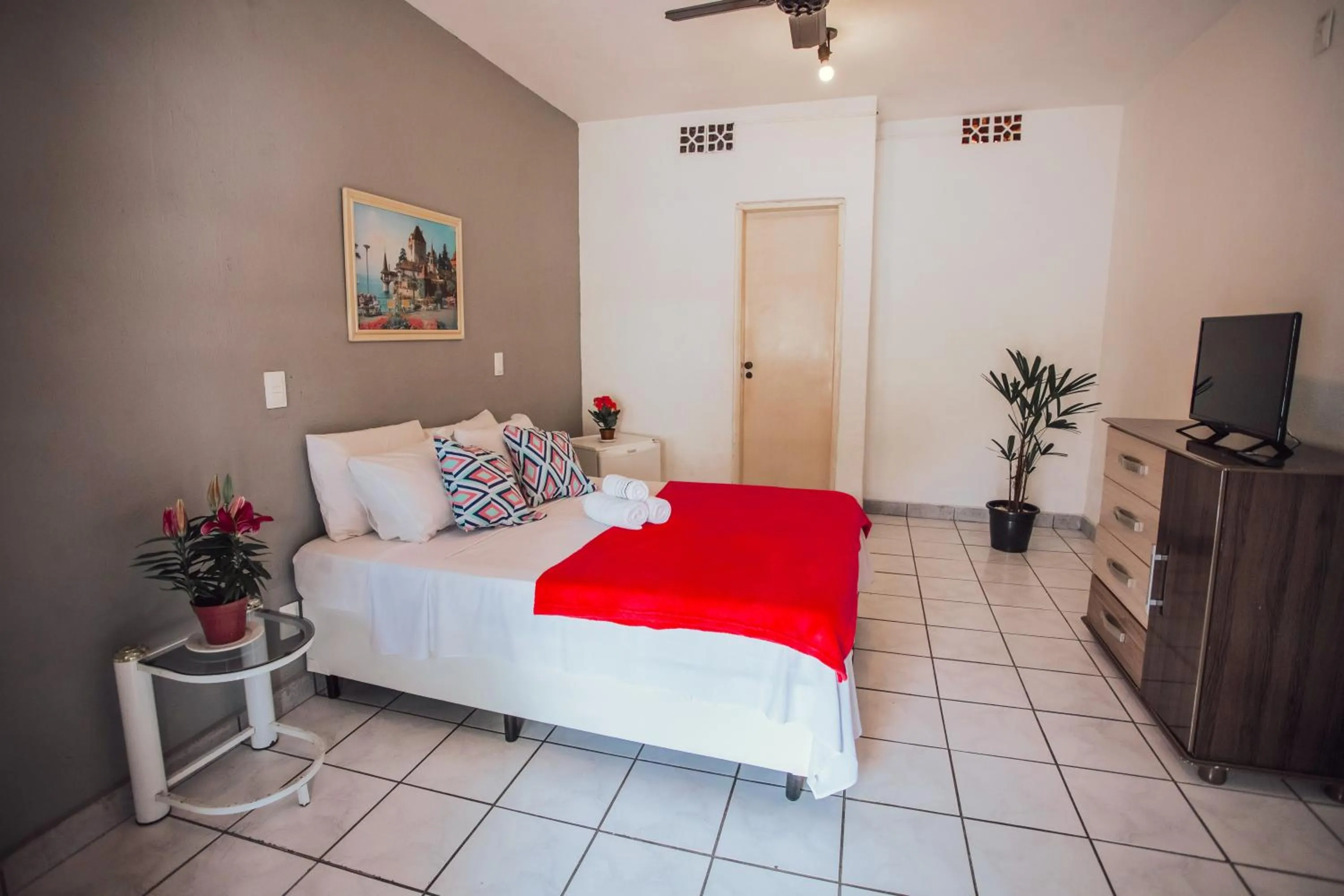 Photo of the whole room, Bed in Pousada Chale Suísso