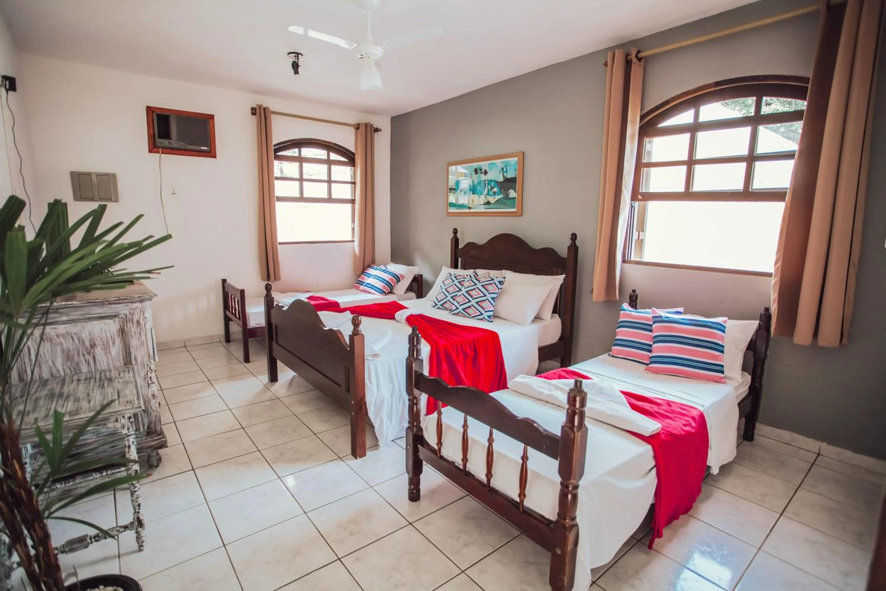 Photo of the whole room, Bed in Pousada Chale Suísso