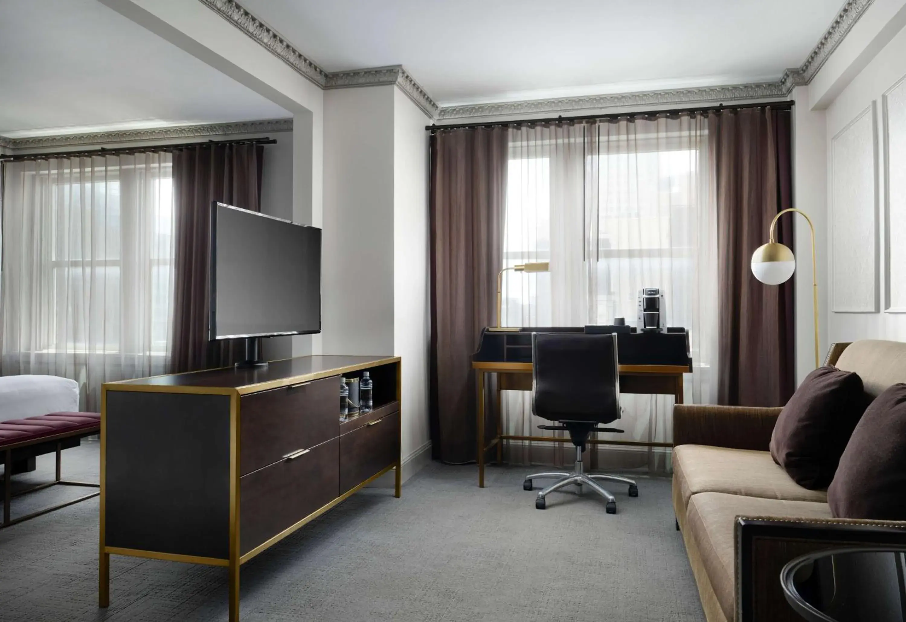 Deluxe King Room in Hotel Phillips Kansas City, Curio Collection By Hilton Deluxe King Room in Hotel Phillips Kansas City, Curio Collection By Hilton