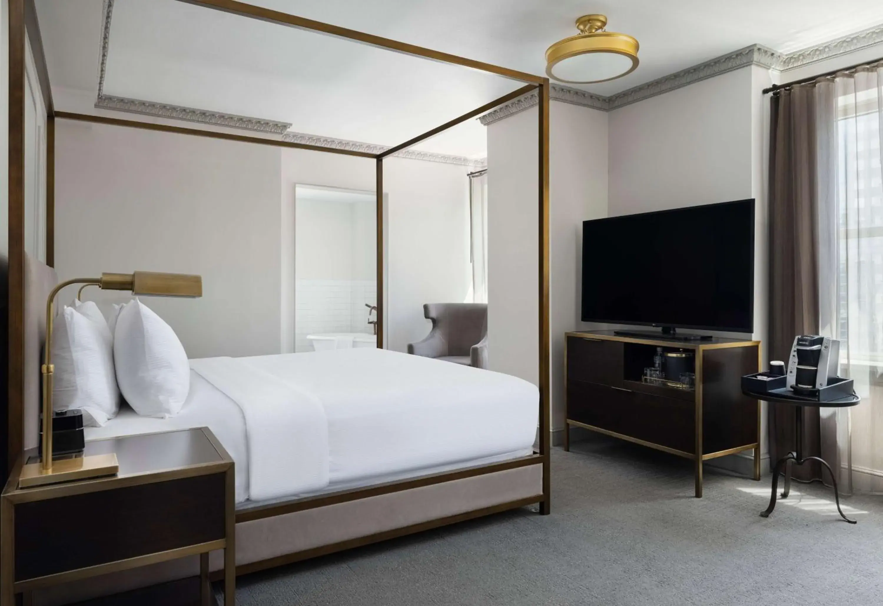 King Corner Room in Hotel Phillips Kansas City, Curio Collection By Hilton King Corner Room in Hotel Phillips Kansas City, Curio Collection By Hilton