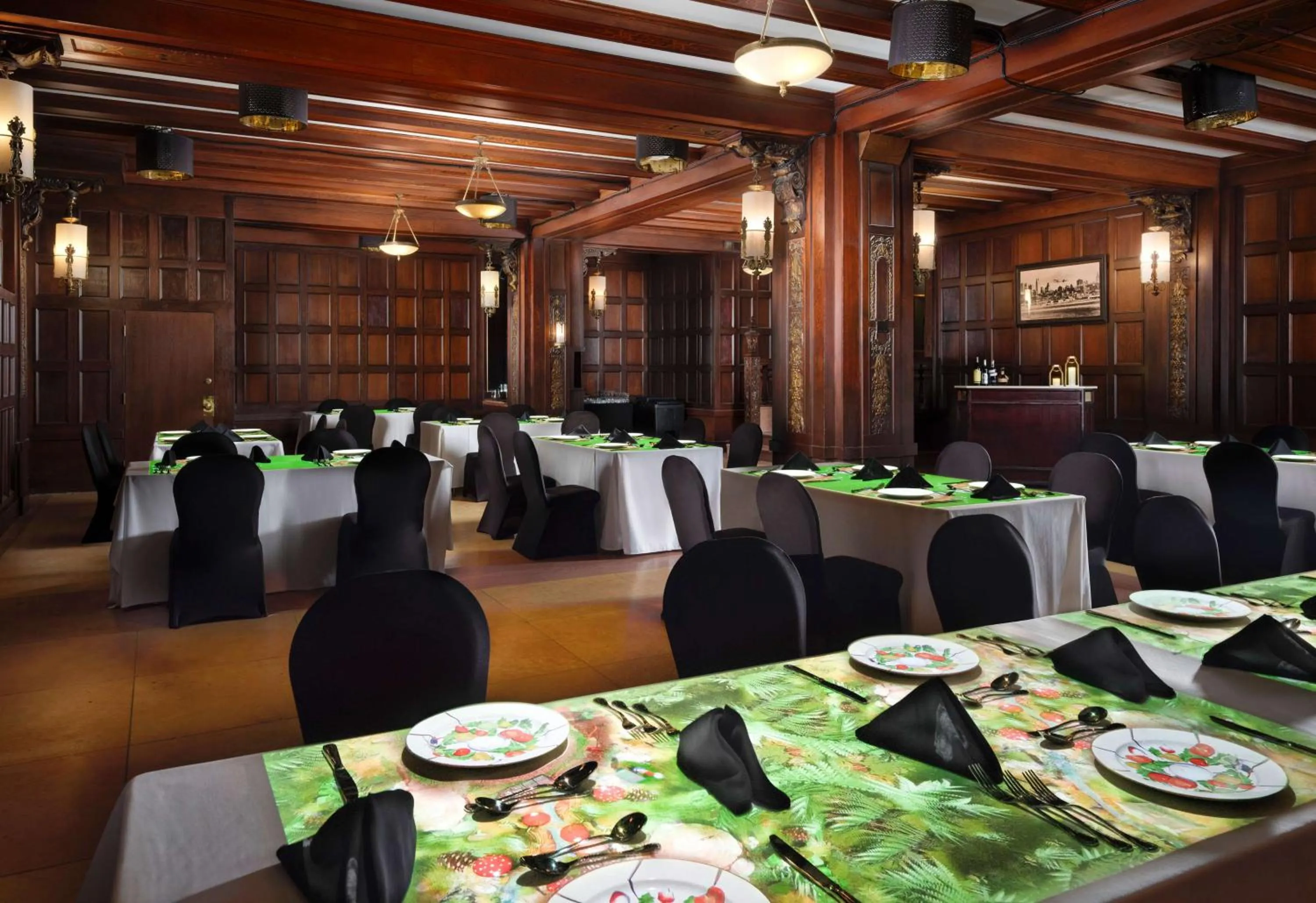 Restaurant/places to eat in Hotel Phillips Kansas City, Curio Collection By Hilton