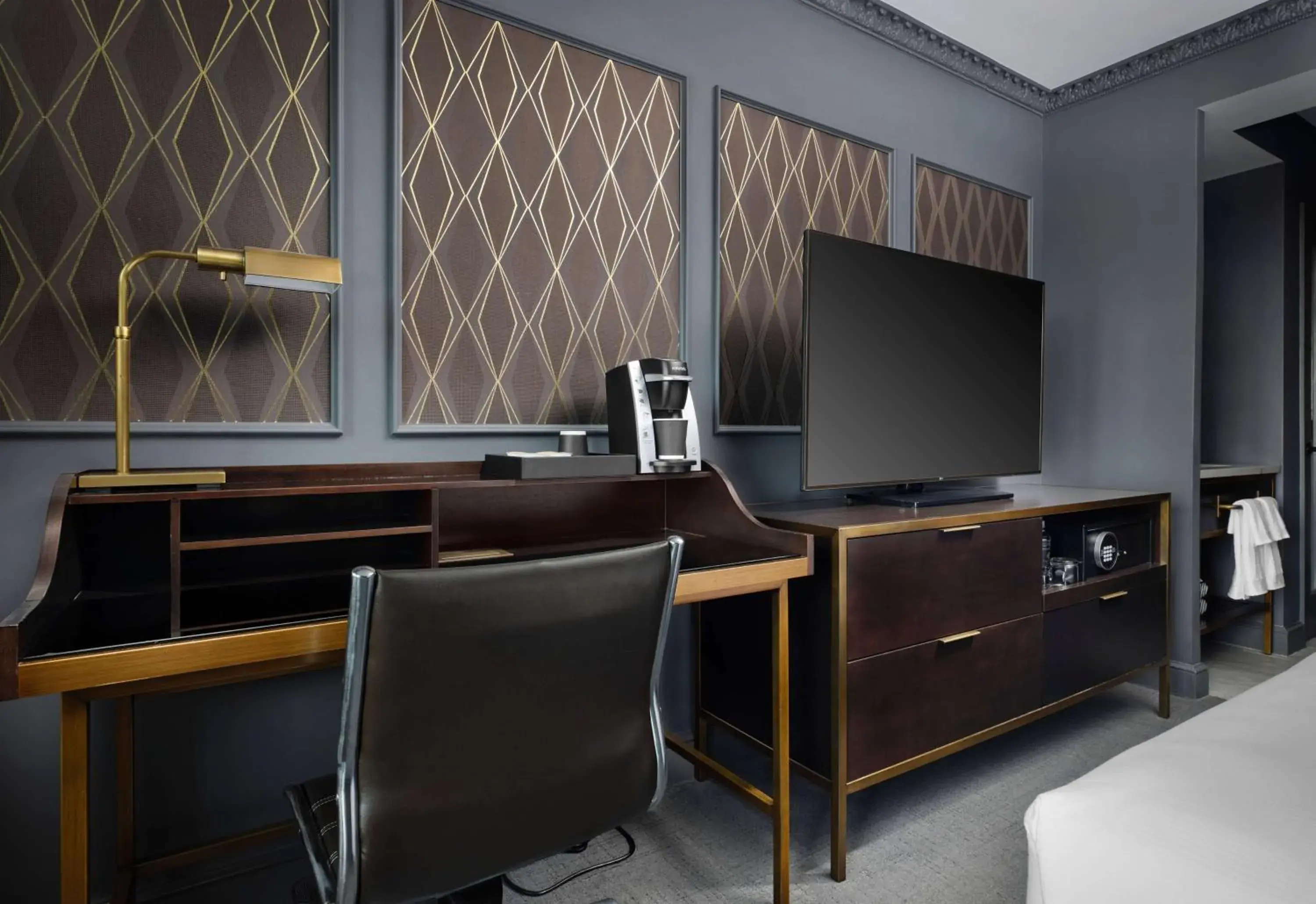 Small Queen Room in Hotel Phillips Kansas City, Curio Collection By Hilton Small Queen Room in Hotel Phillips Kansas City, Curio Collection By Hilton