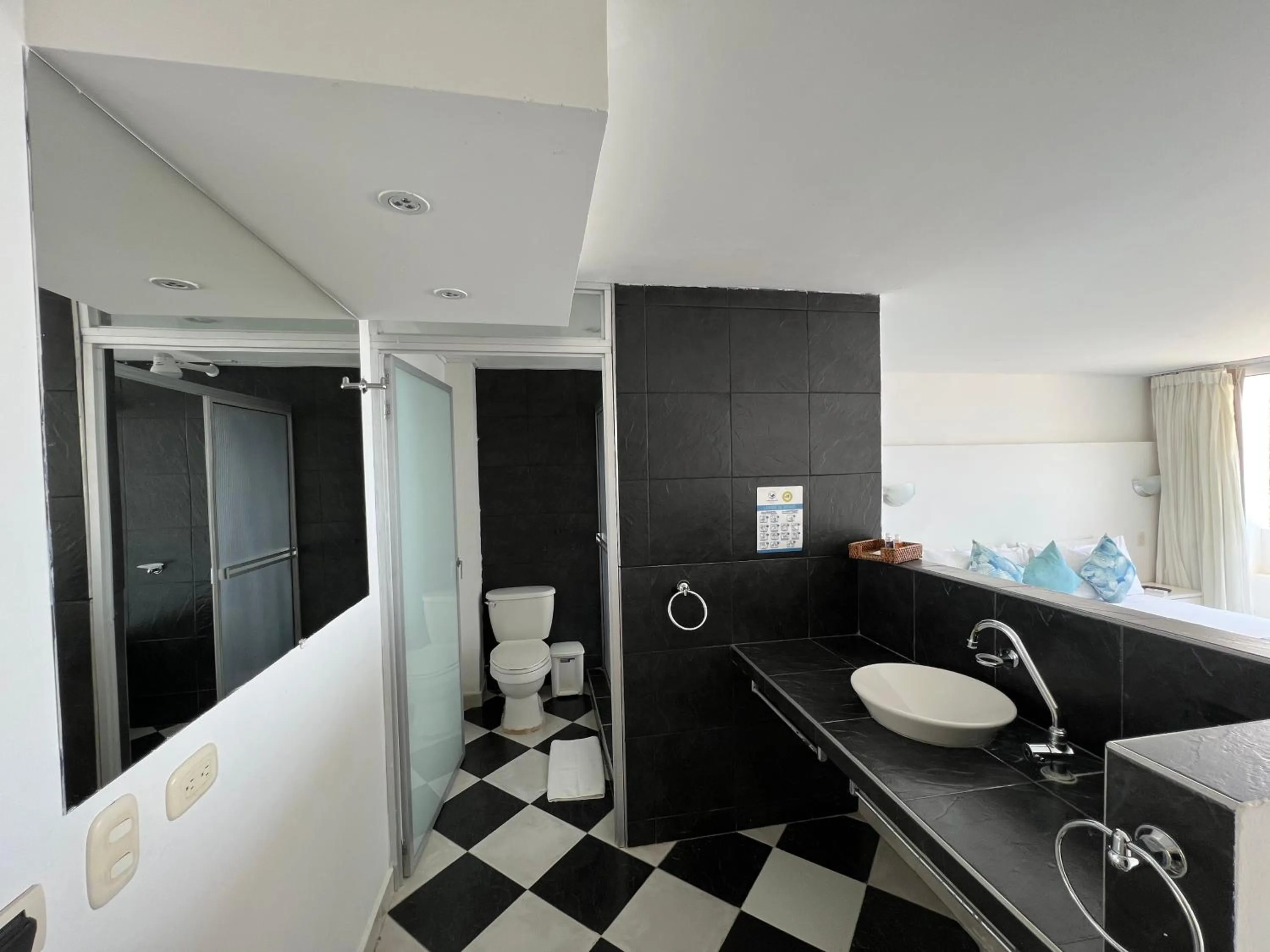 Toilet in La Ballena Azul Hotel