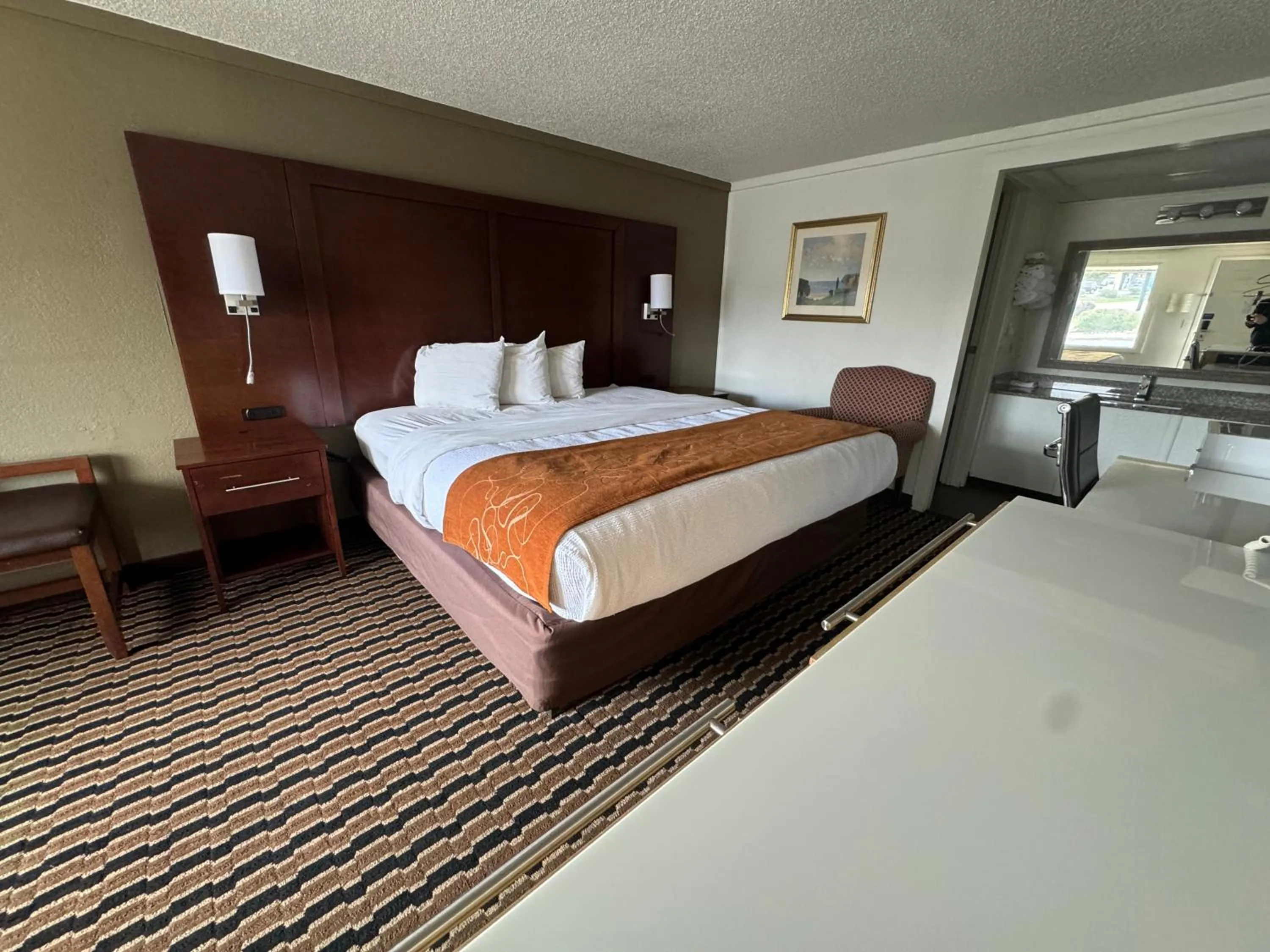 Bed in Rodeway Inn Sharonville - Cincinnati North