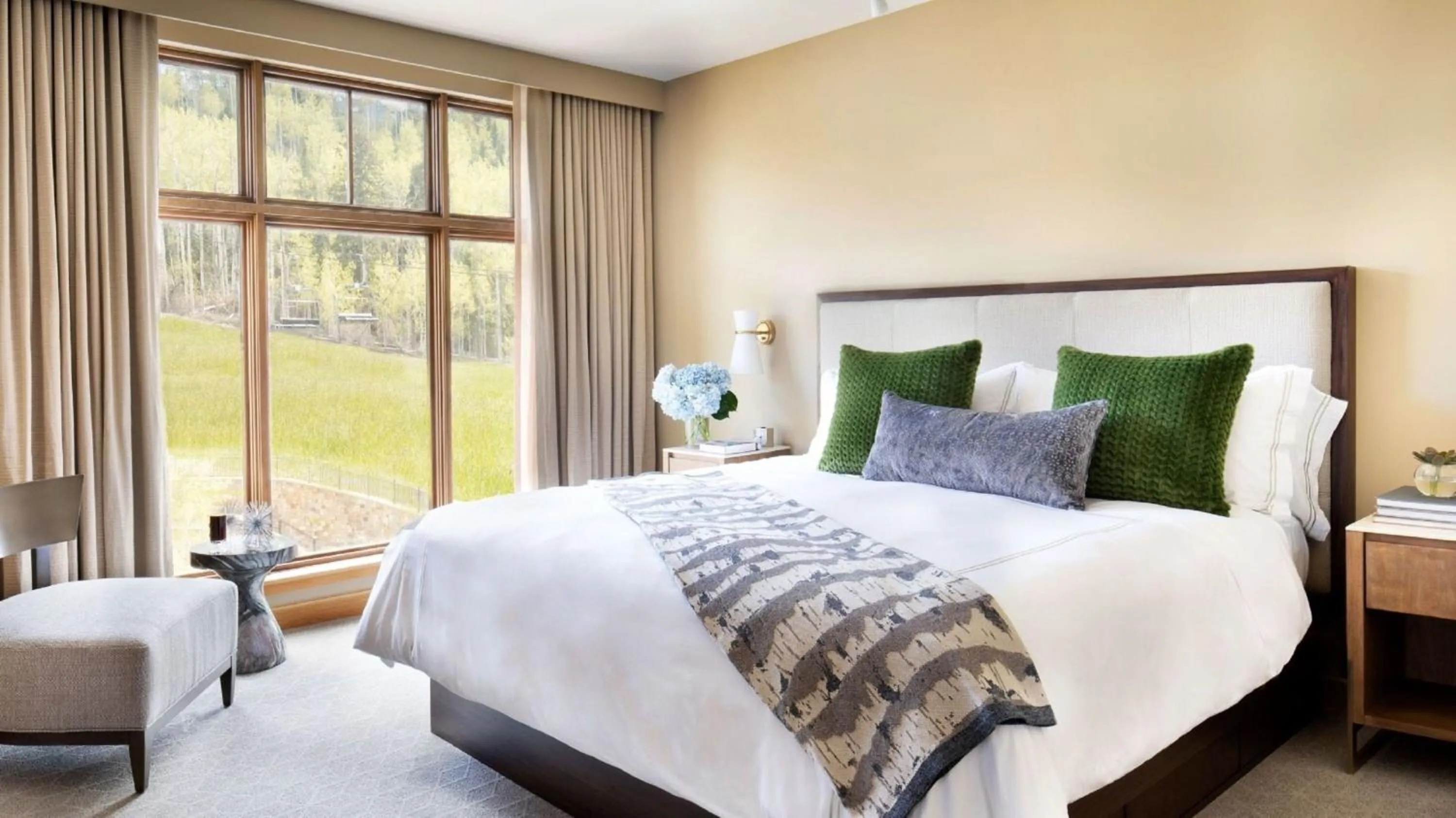 Photo of the whole room, Bed in Viceroy Snowmass