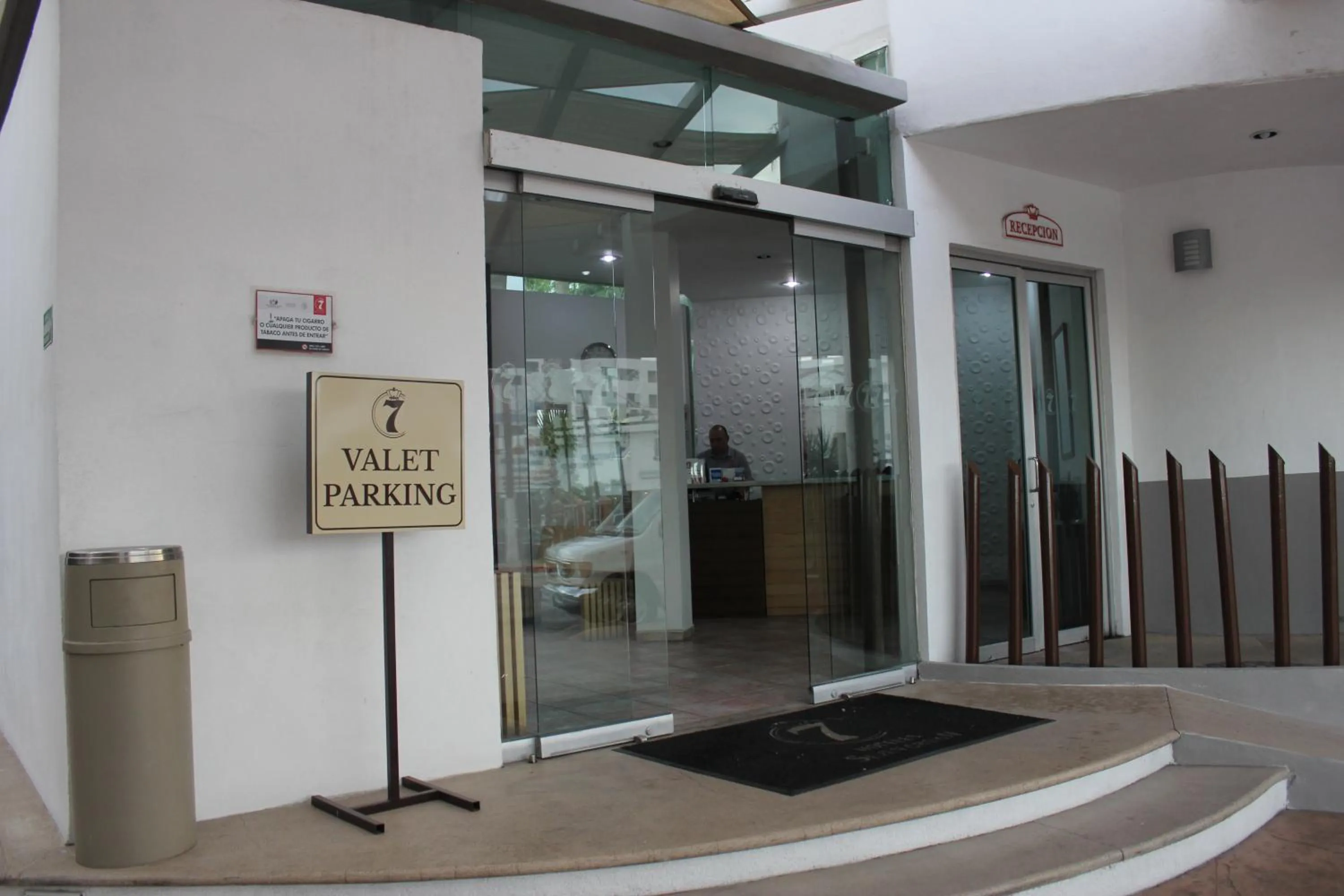 Lobby or reception in Seven Crown Express & Suites by Kavia