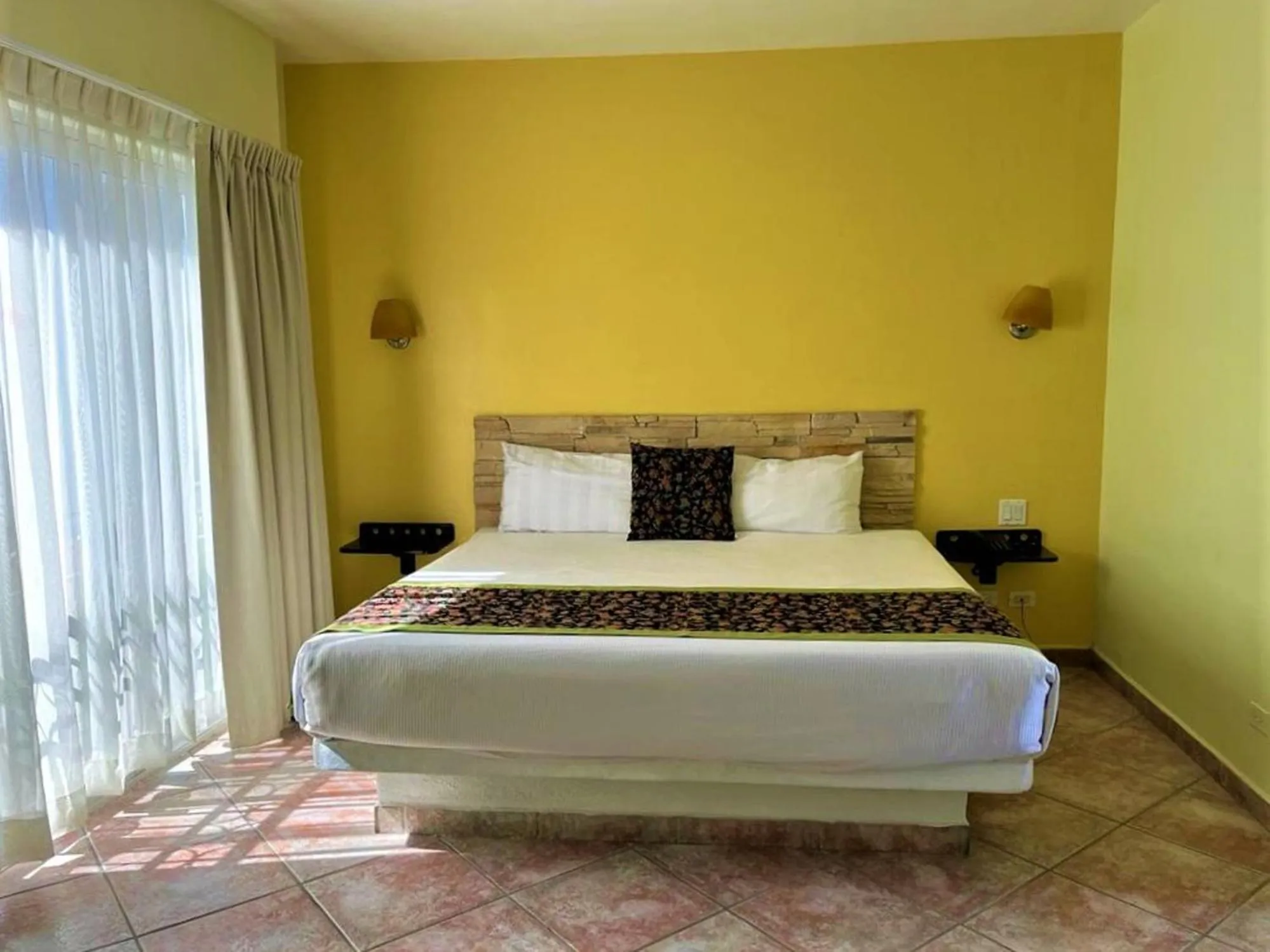 Photo of the whole room, Bed in Seven Crown Express & Suites by Kavia