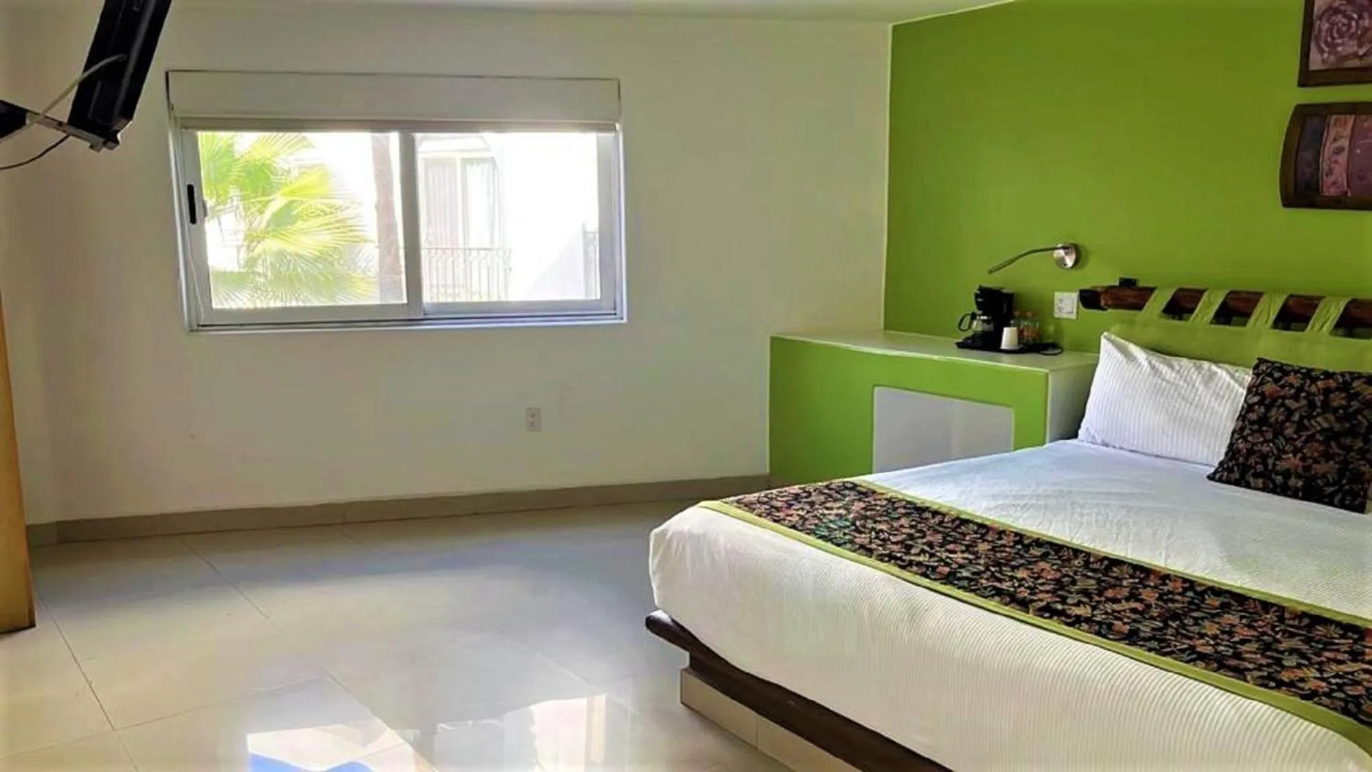 Photo of the whole room, Bed in Seven Crown Express & Suites by Kavia