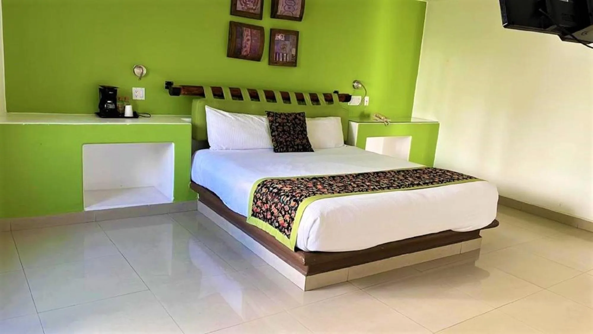 Photo of the whole room, Bed in Seven Crown Express & Suites by Kavia