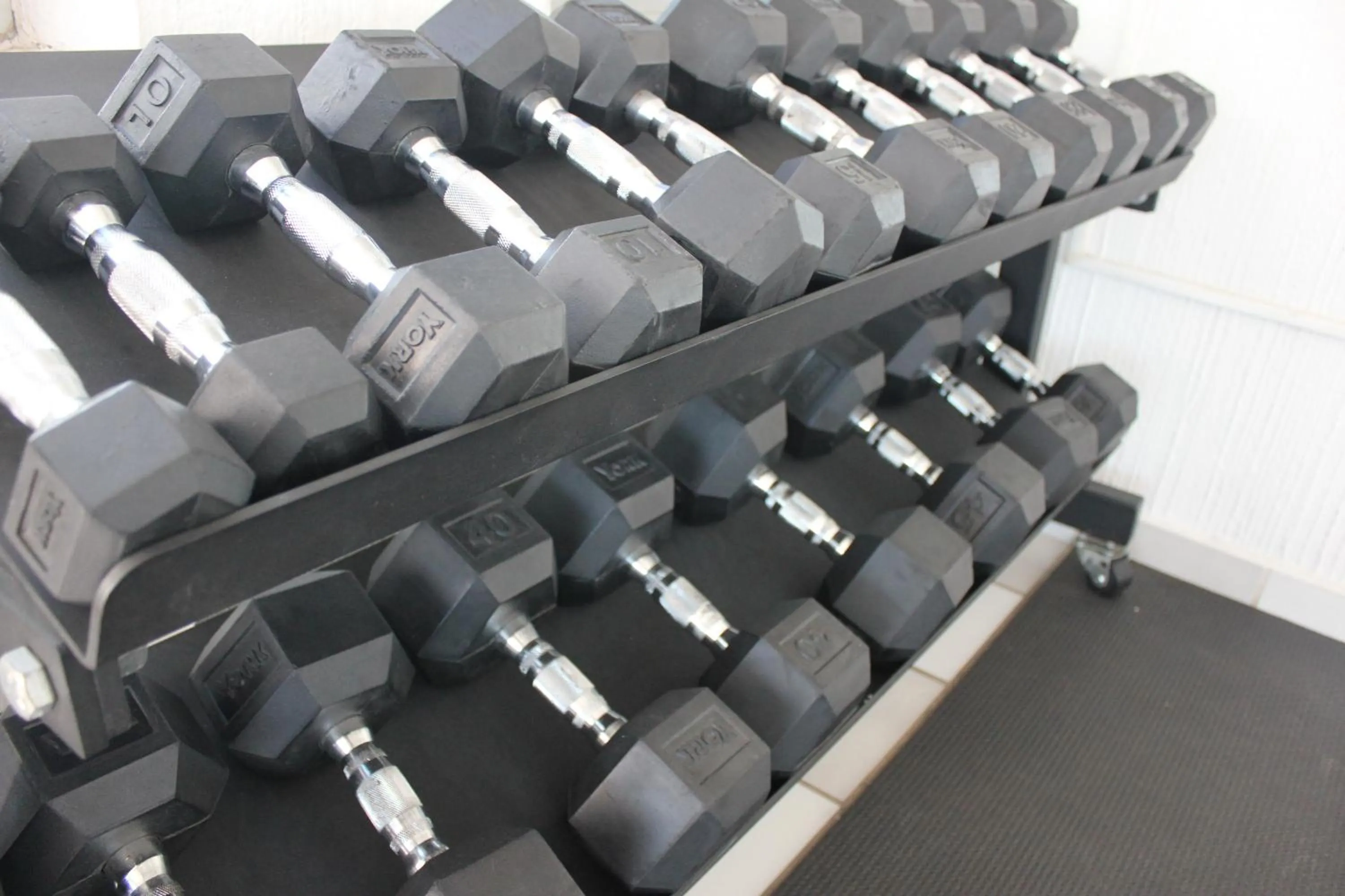 Fitness centre/facilities in Seven Crown Express & Suites by Kavia
