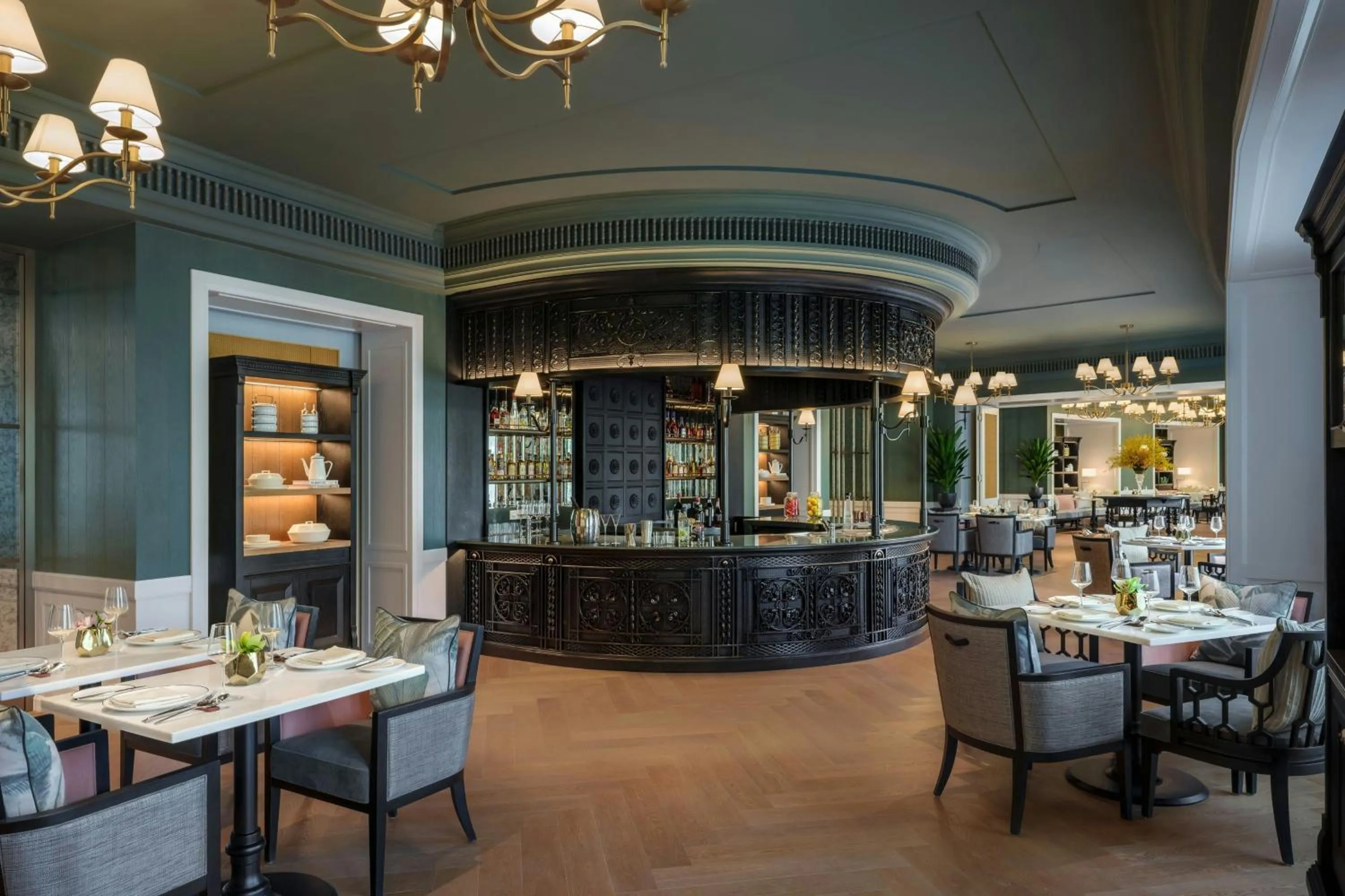 Restaurant/places to eat in The Laurus, a Luxury Collection Resort, Singapore