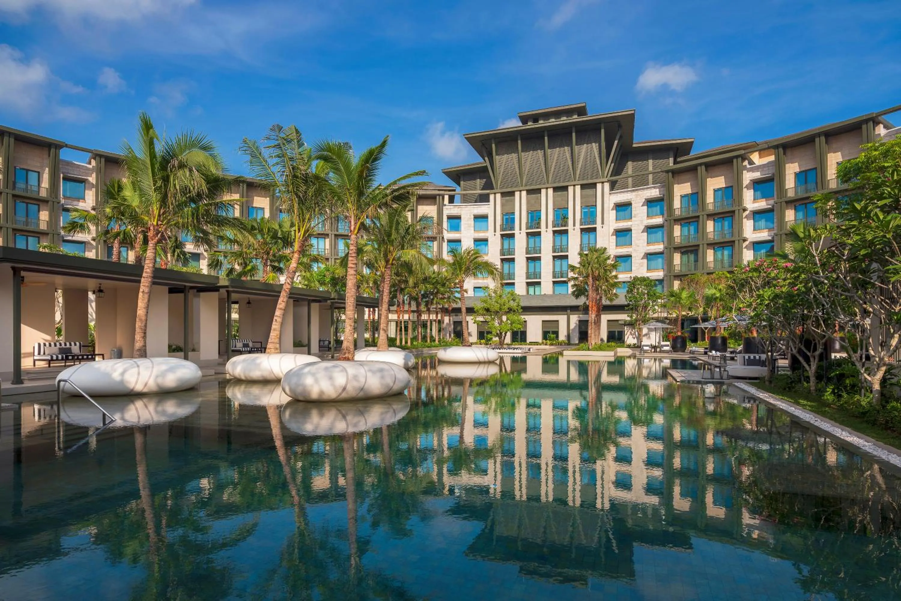 Swimming pool in The Laurus, a Luxury Collection Resort, Singapore