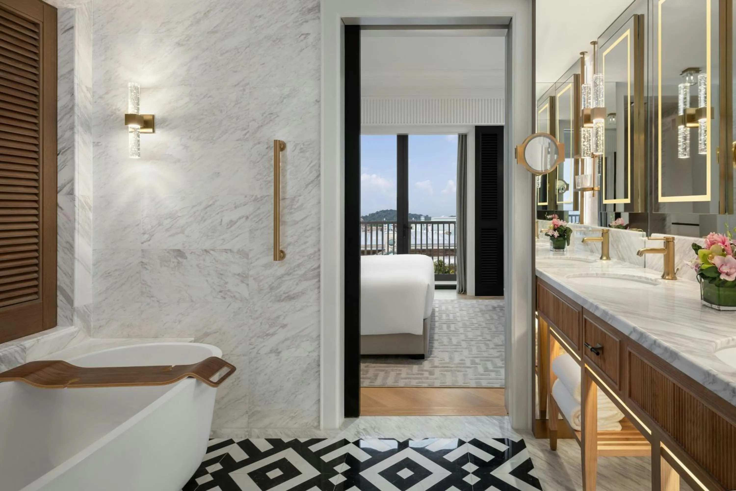 Bathroom, Bed in The Laurus, a Luxury Collection Resort, Singapore