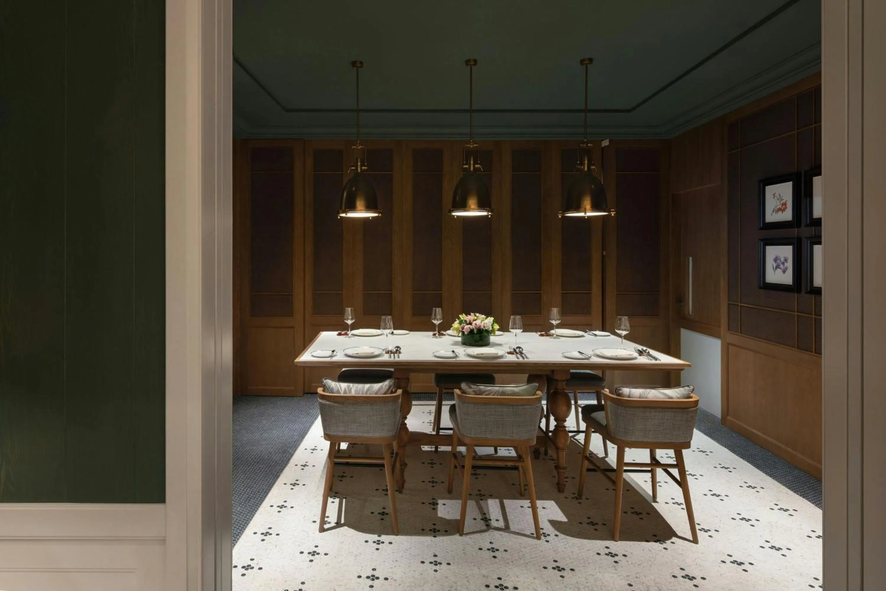 Restaurant/places to eat in The Laurus, a Luxury Collection Resort, Singapore