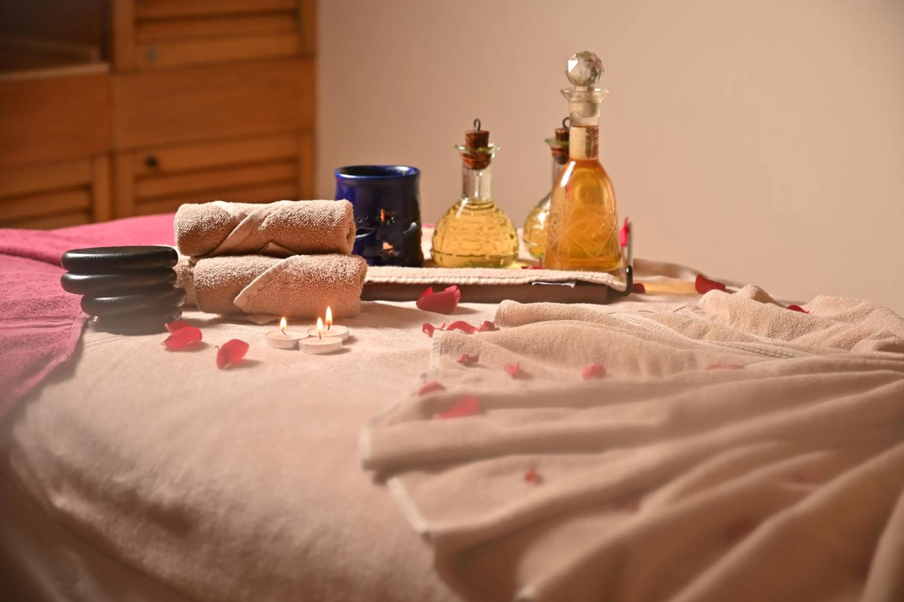 Spa and wellness centre/facilities, Bed in The Grand New Delhi