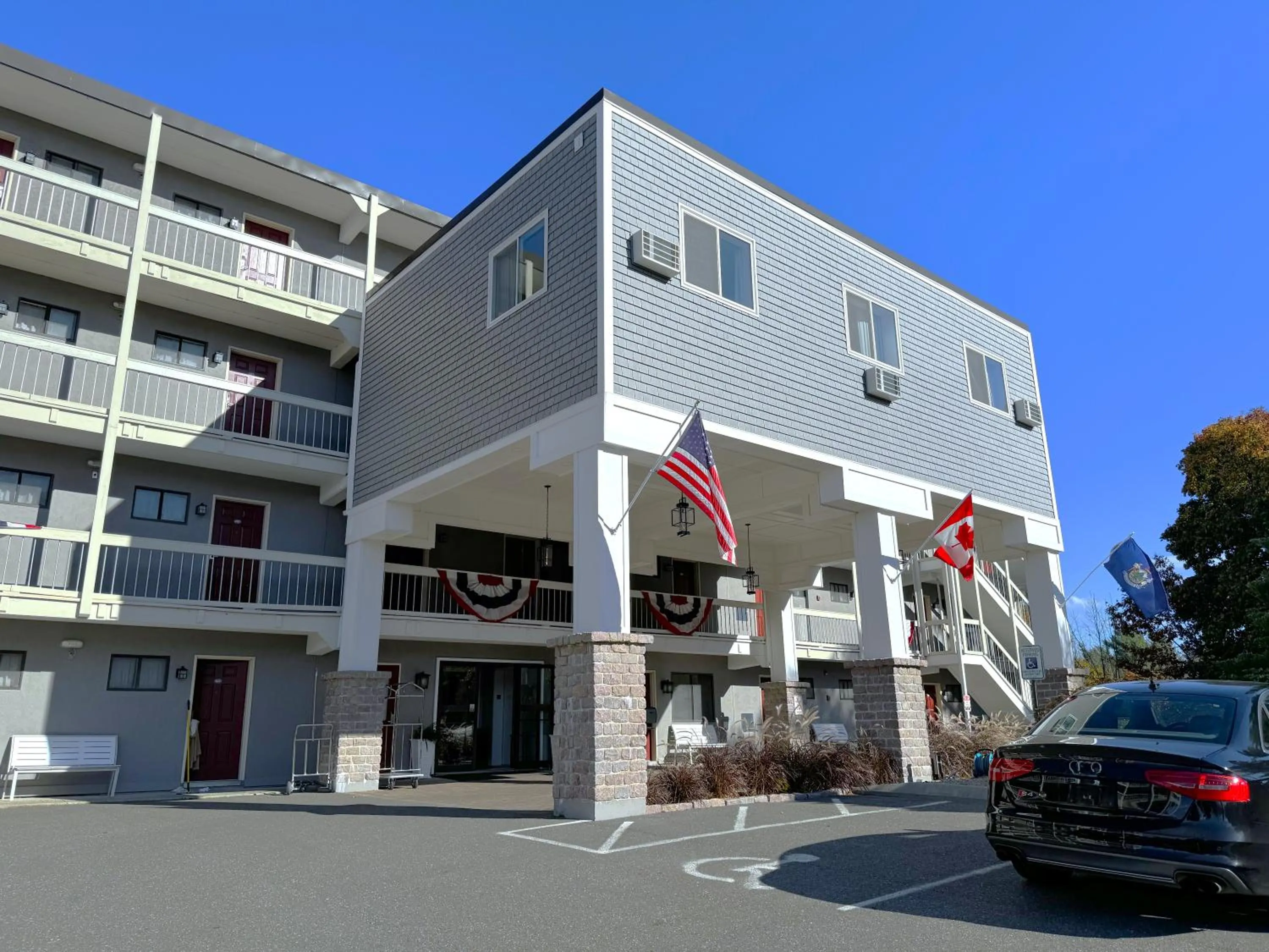 Day in Atlantic Eyrie Lodge