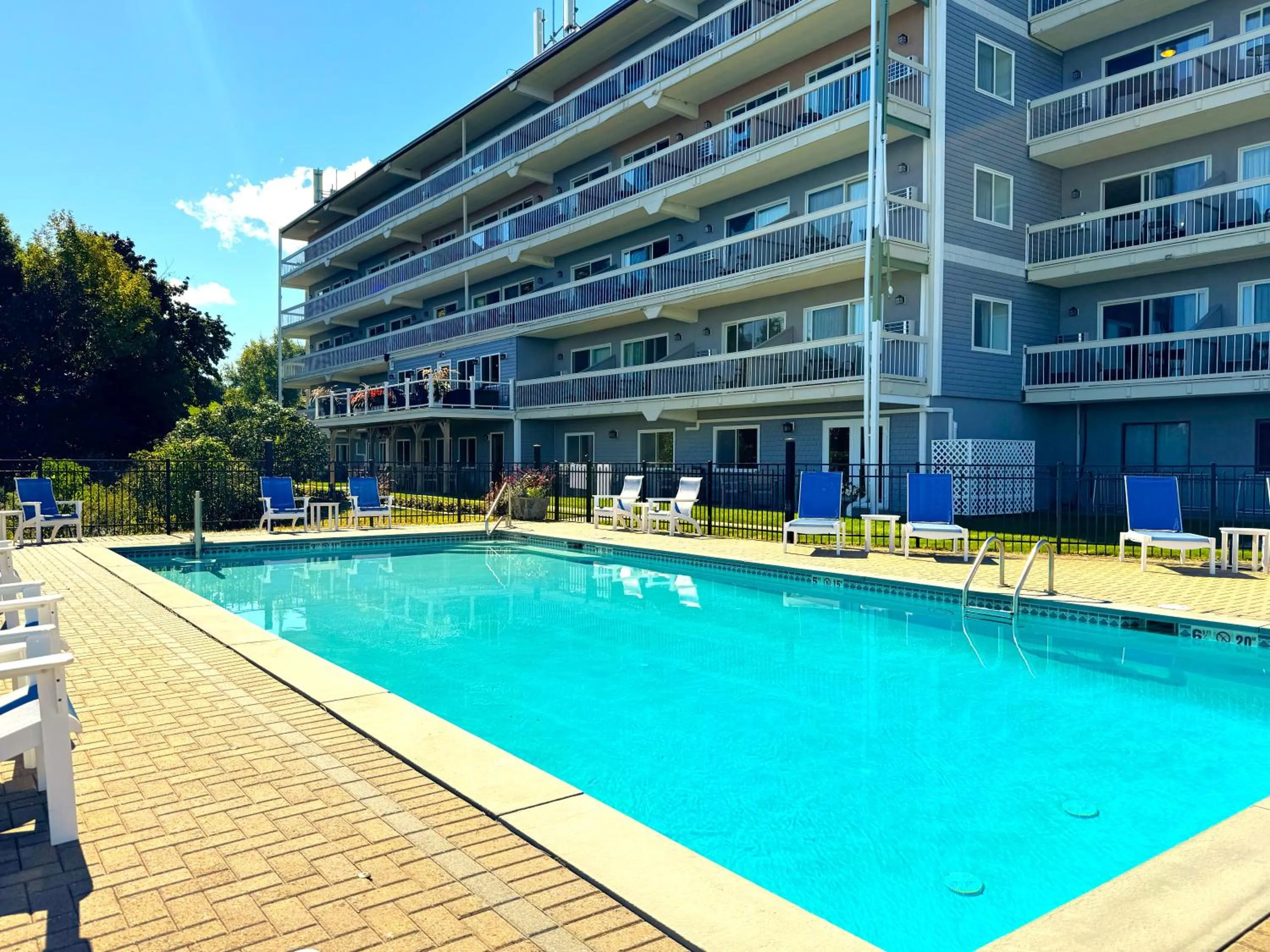 Swimming pool in Atlantic Eyrie Lodge