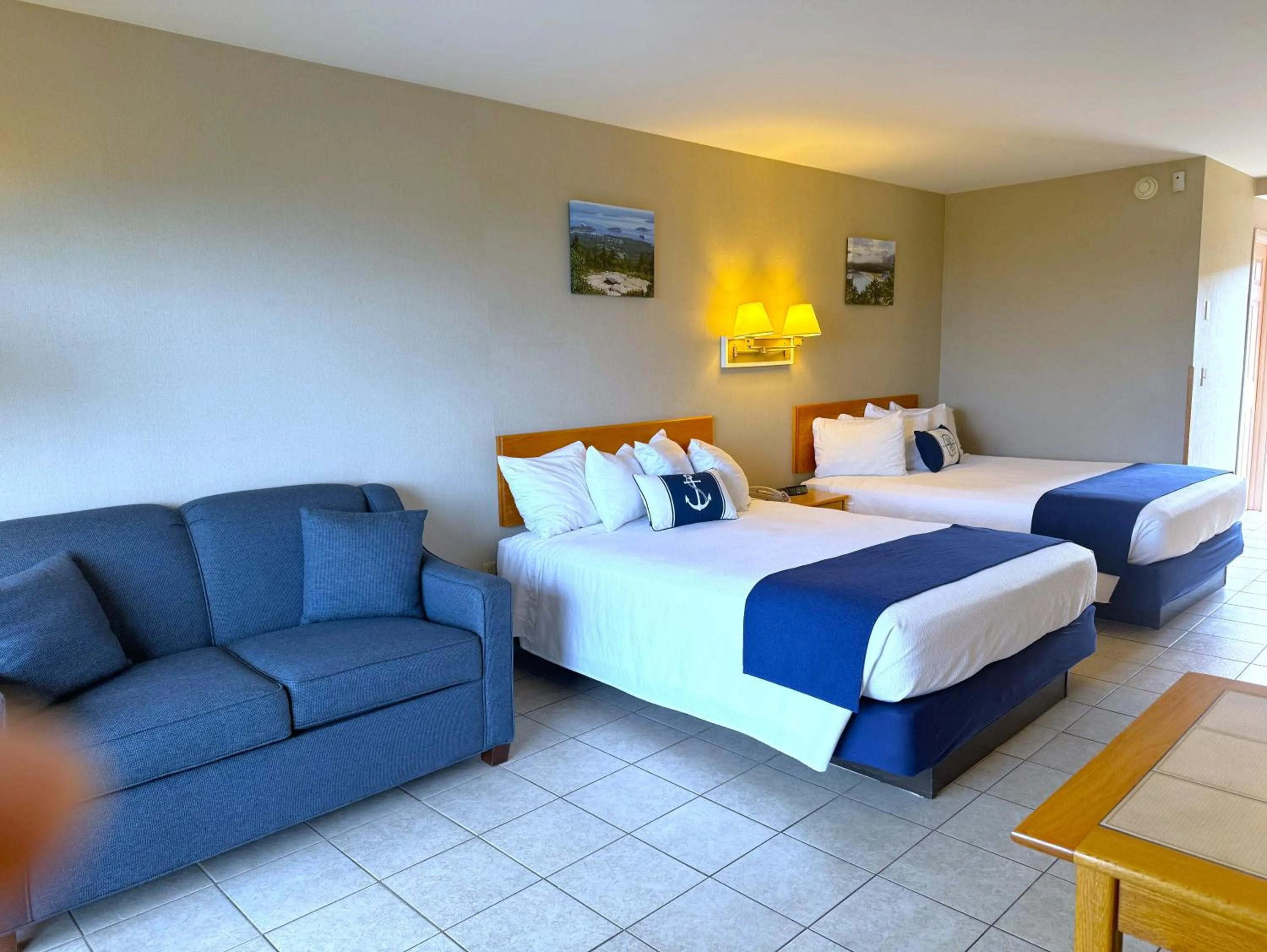 Bed in Atlantic Eyrie Lodge