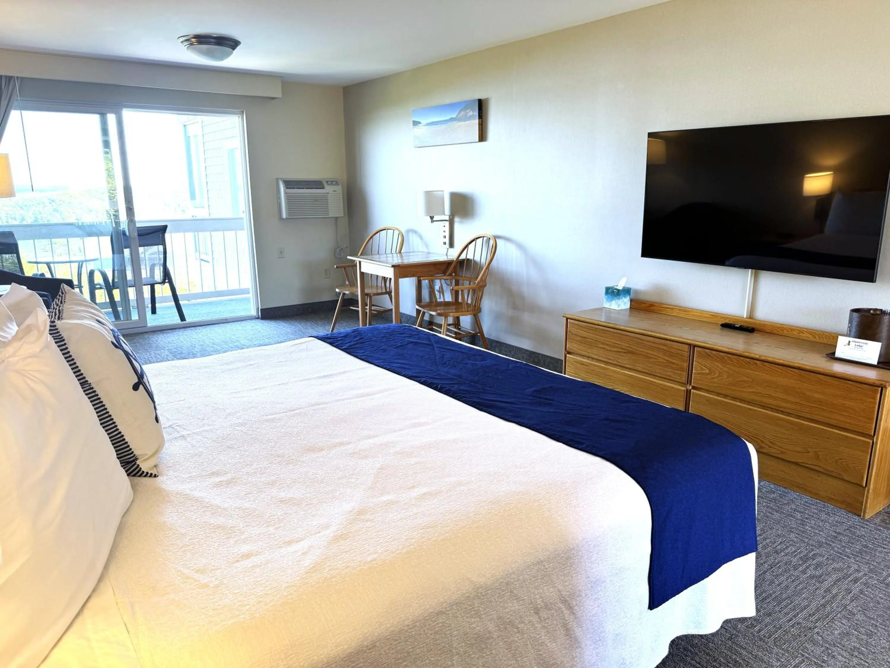 Bed in Atlantic Eyrie Lodge