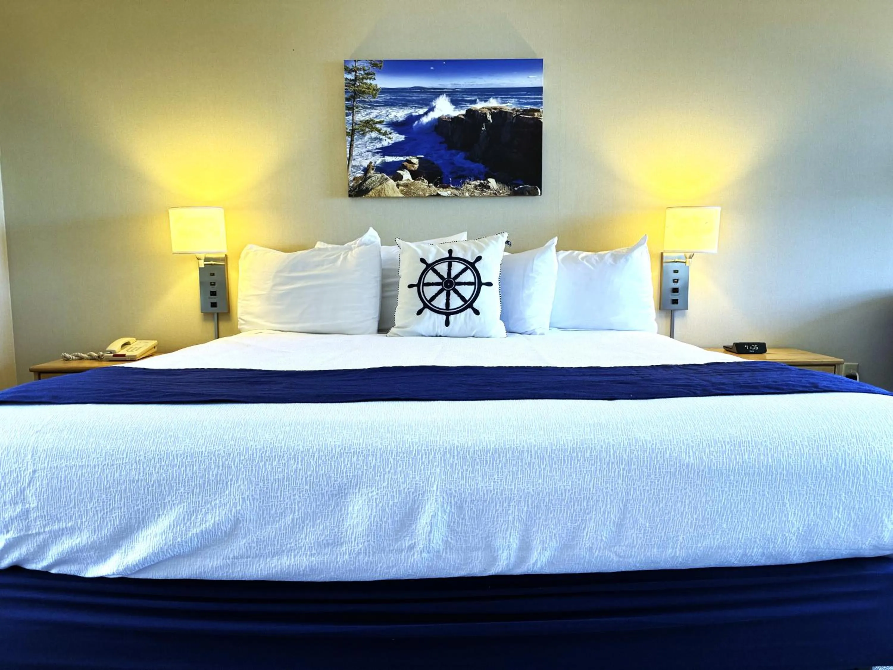 Bed in Atlantic Eyrie Lodge