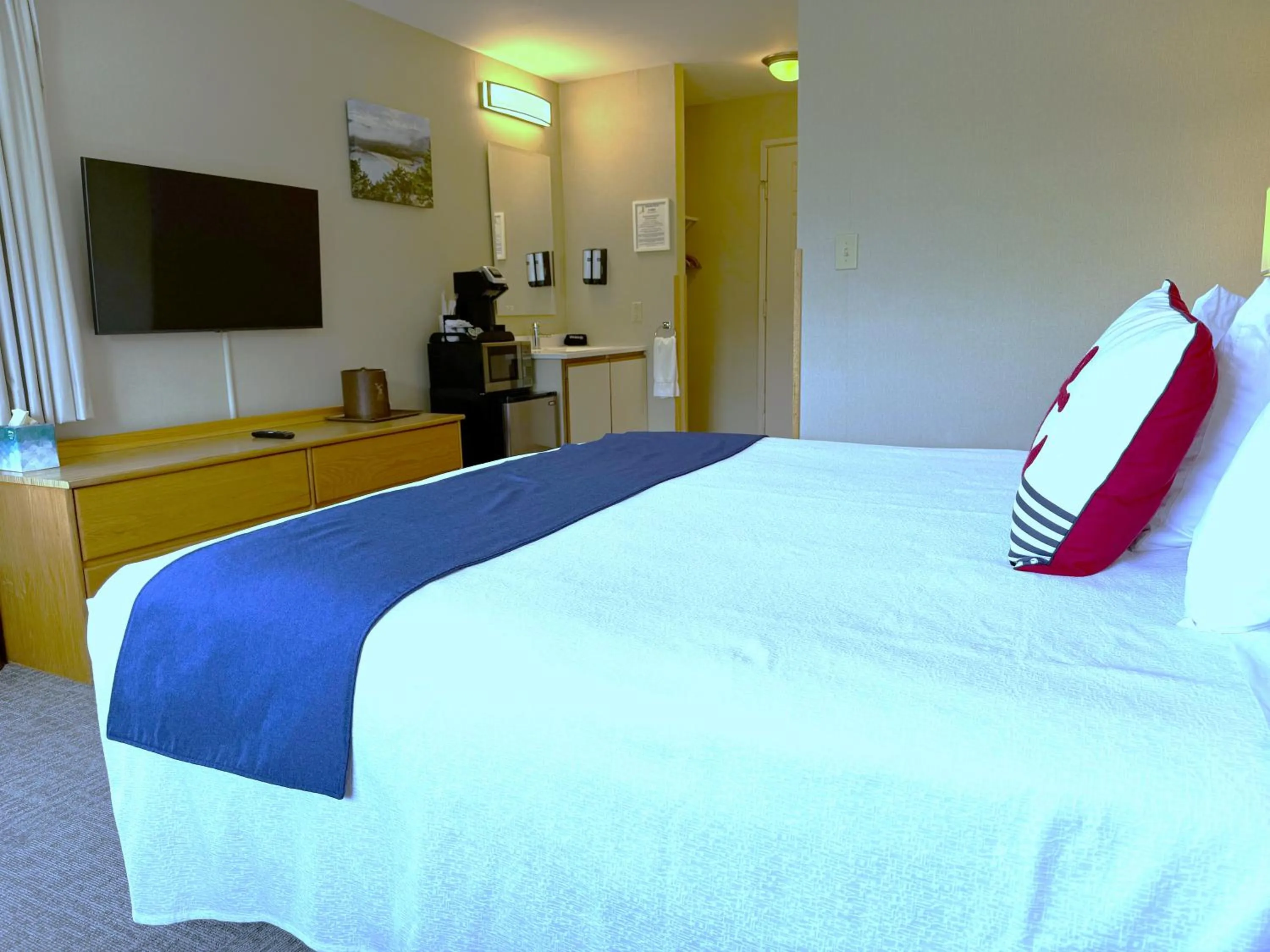 Bed in Atlantic Eyrie Lodge