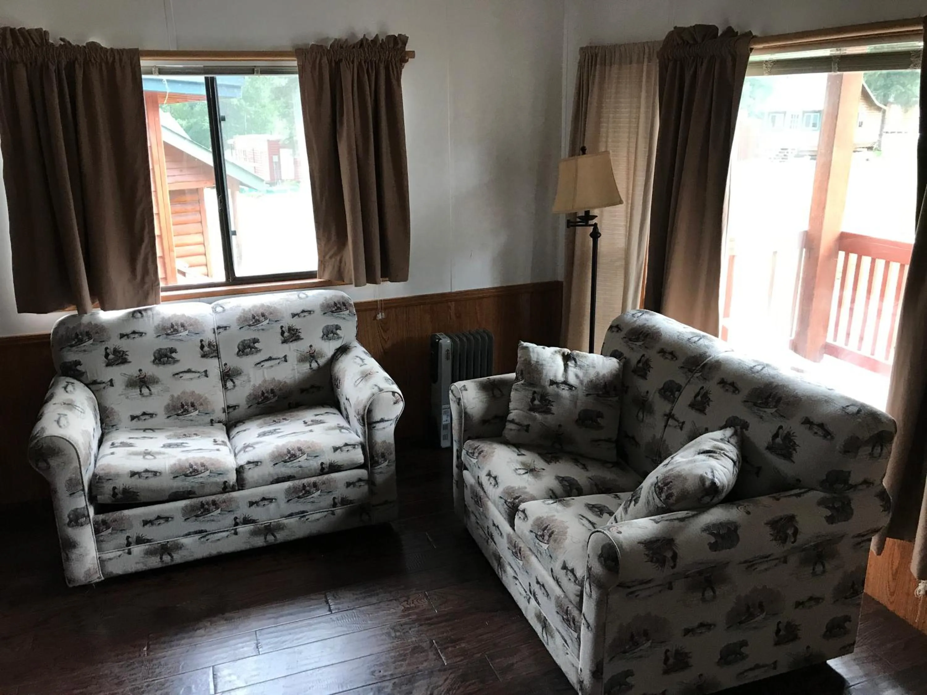 Seating area in Gwin's Lodge & Roadhouse